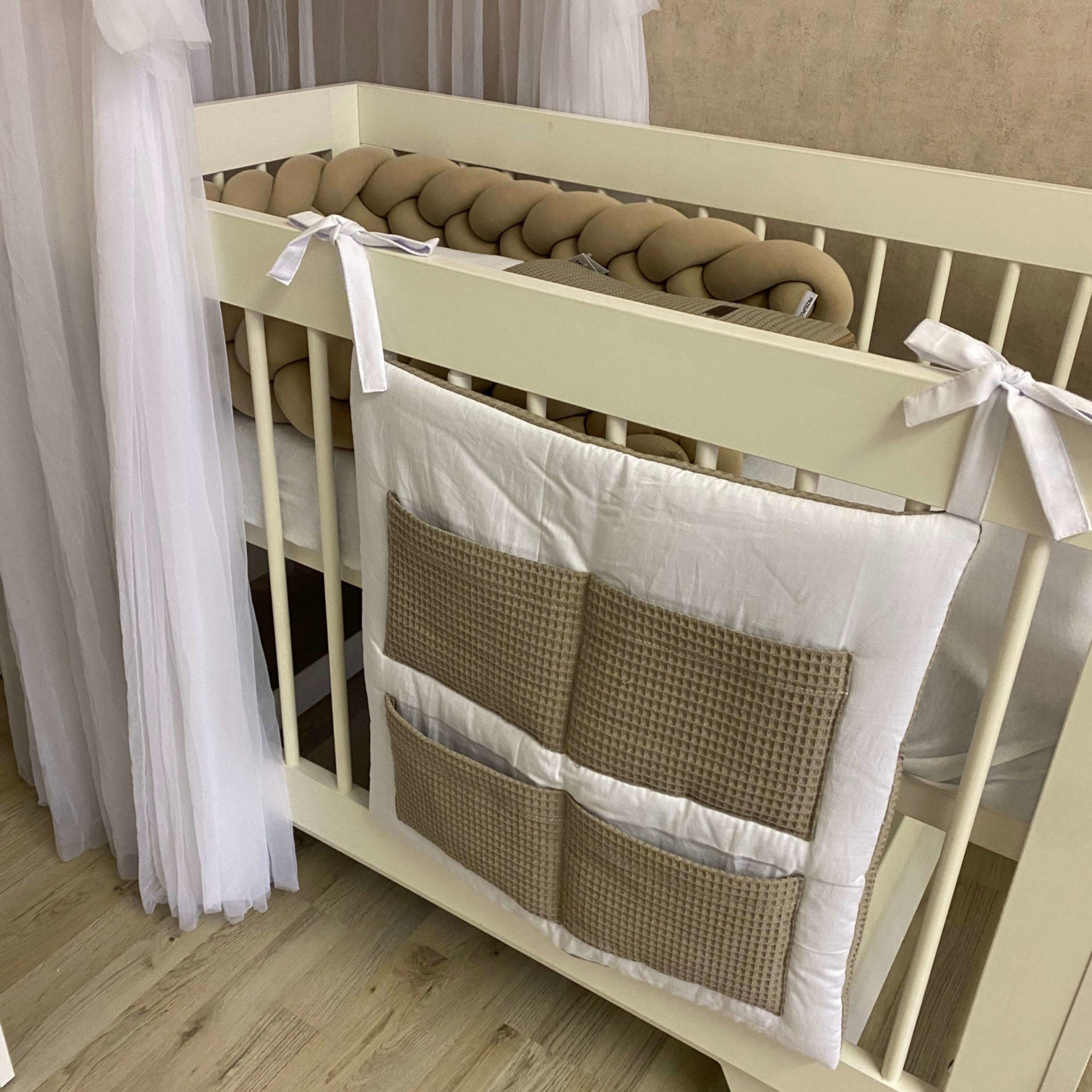 Organizer fürs Babybett, Bettutensilo aus Baumwolle und Waffelpique, handmade, babyboom shop for kids