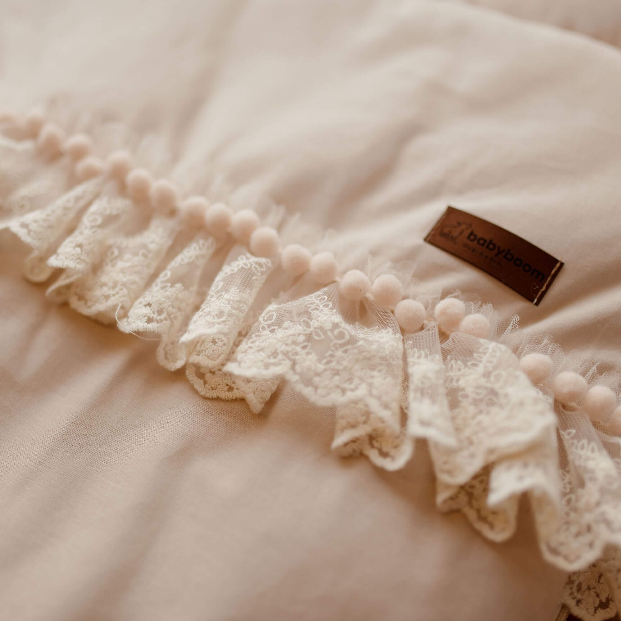 Premium Babyschlafsack "Delicious" mit Spitze & Bommelchen | Baumwolle