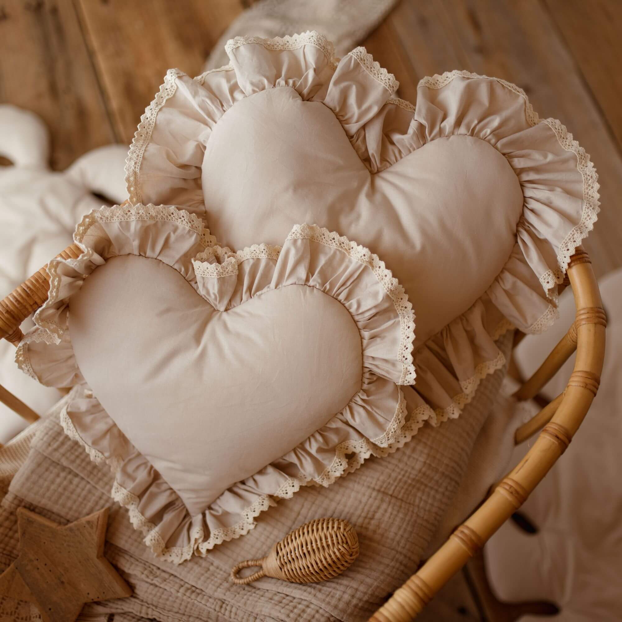 Herzkissen RETRO ROMANTIC mit Rüschen & beige Spitze | Baumwolle