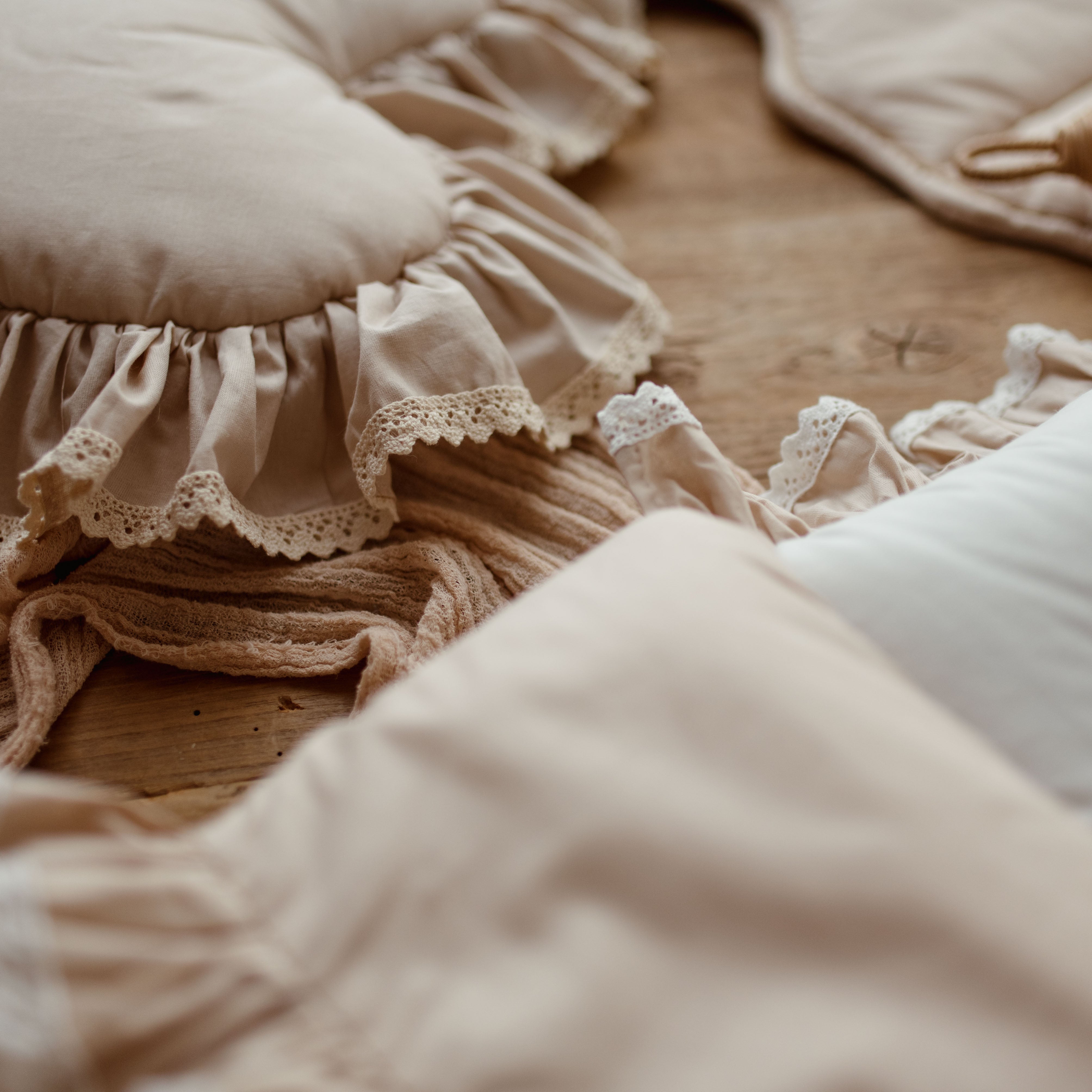 Flacher Schlafsack ROMANTIC mit Rüschen und weißer Spitze | Baumwolle