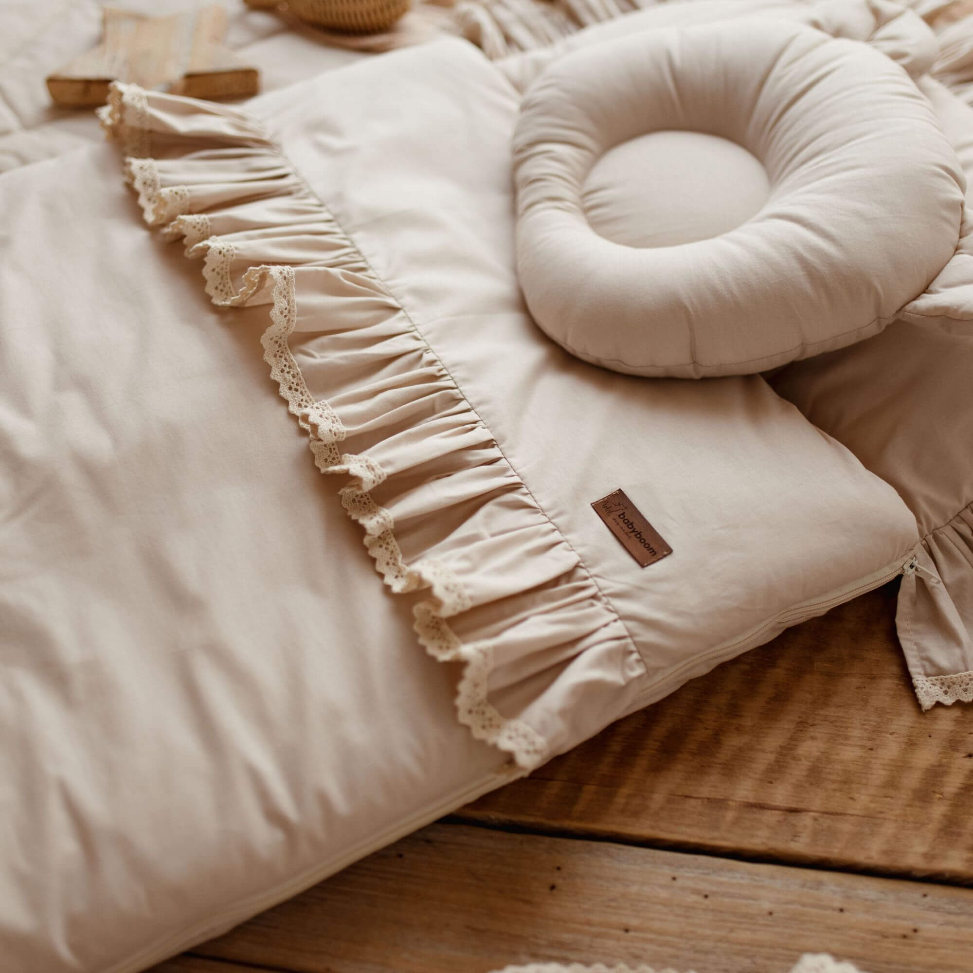 Flacher Schlafsack RETRO ROMANTIC mit Rüschen & beige Spitze | Baumwolle