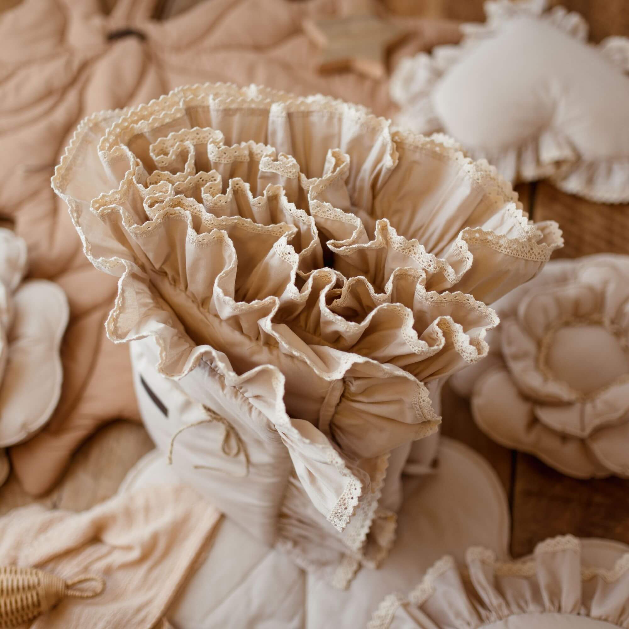 Bettumrandung RETRO ROMANTIC mit Rüschen & beige Spitze | Baumwolle