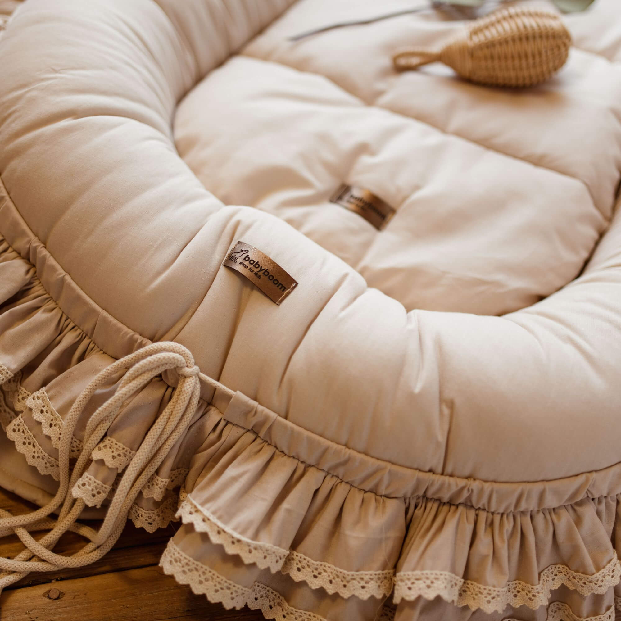 Premium Babynest RETRO ROMANTIC mit Rüschen & beige Spitze | Baumwolle
