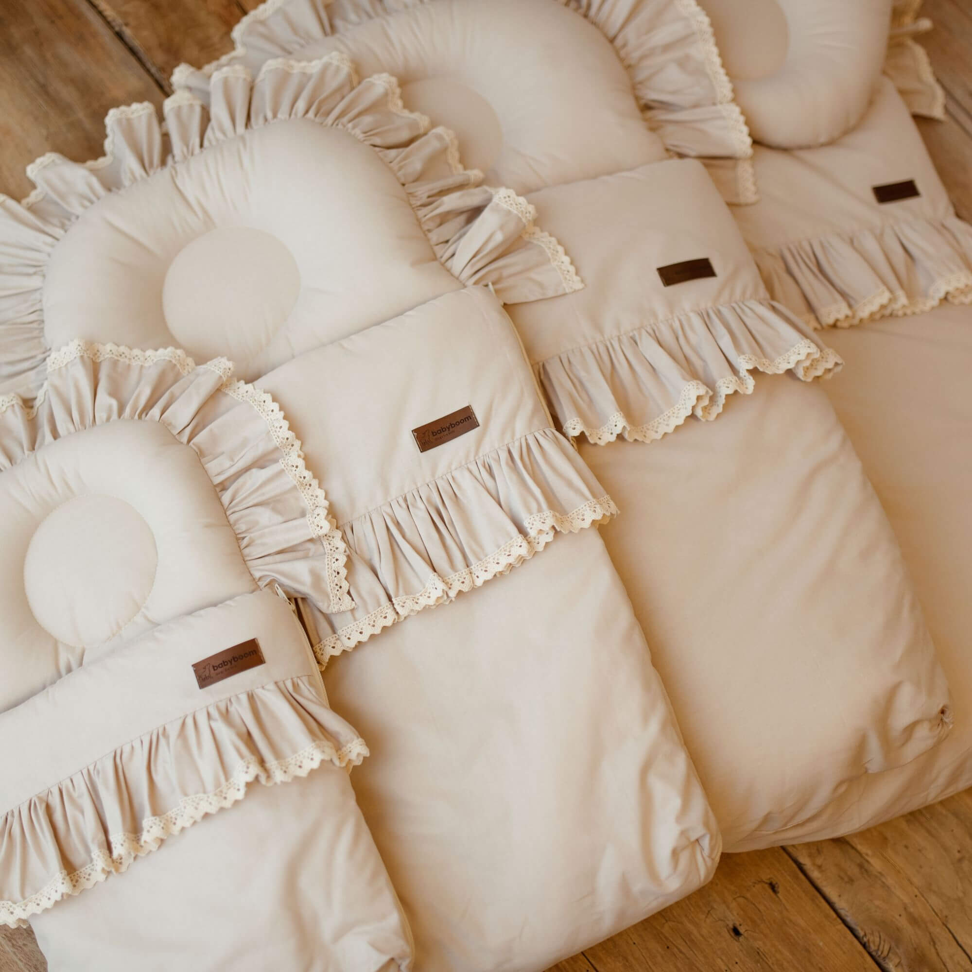 Premium Babyschlafsack RETRO ROMANTIC mit Rüschen & beige Spitze | Baumwolle