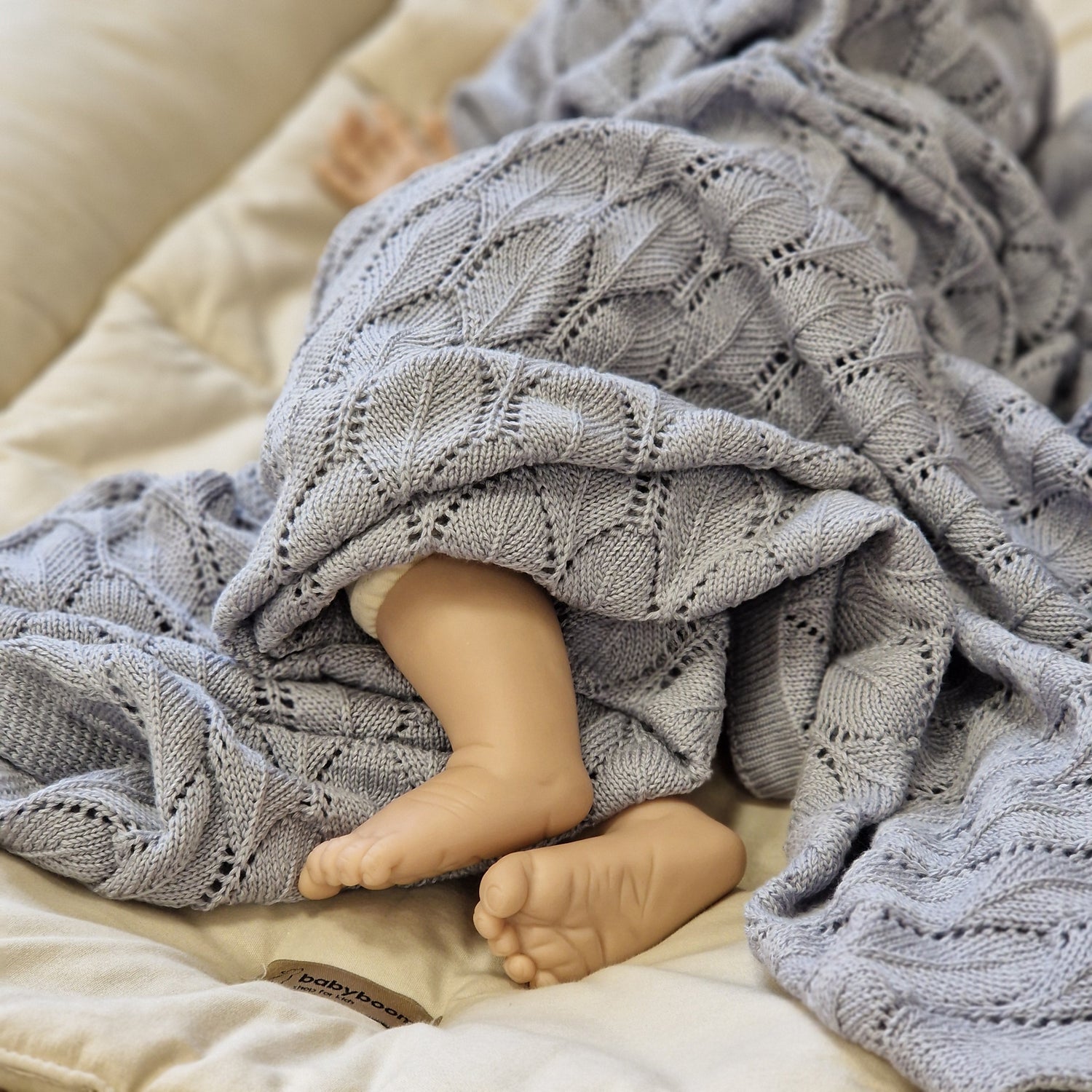 Kuschelige Begleiter fürs Leben: Babystrickdecken aus Baumwolle & Bambus