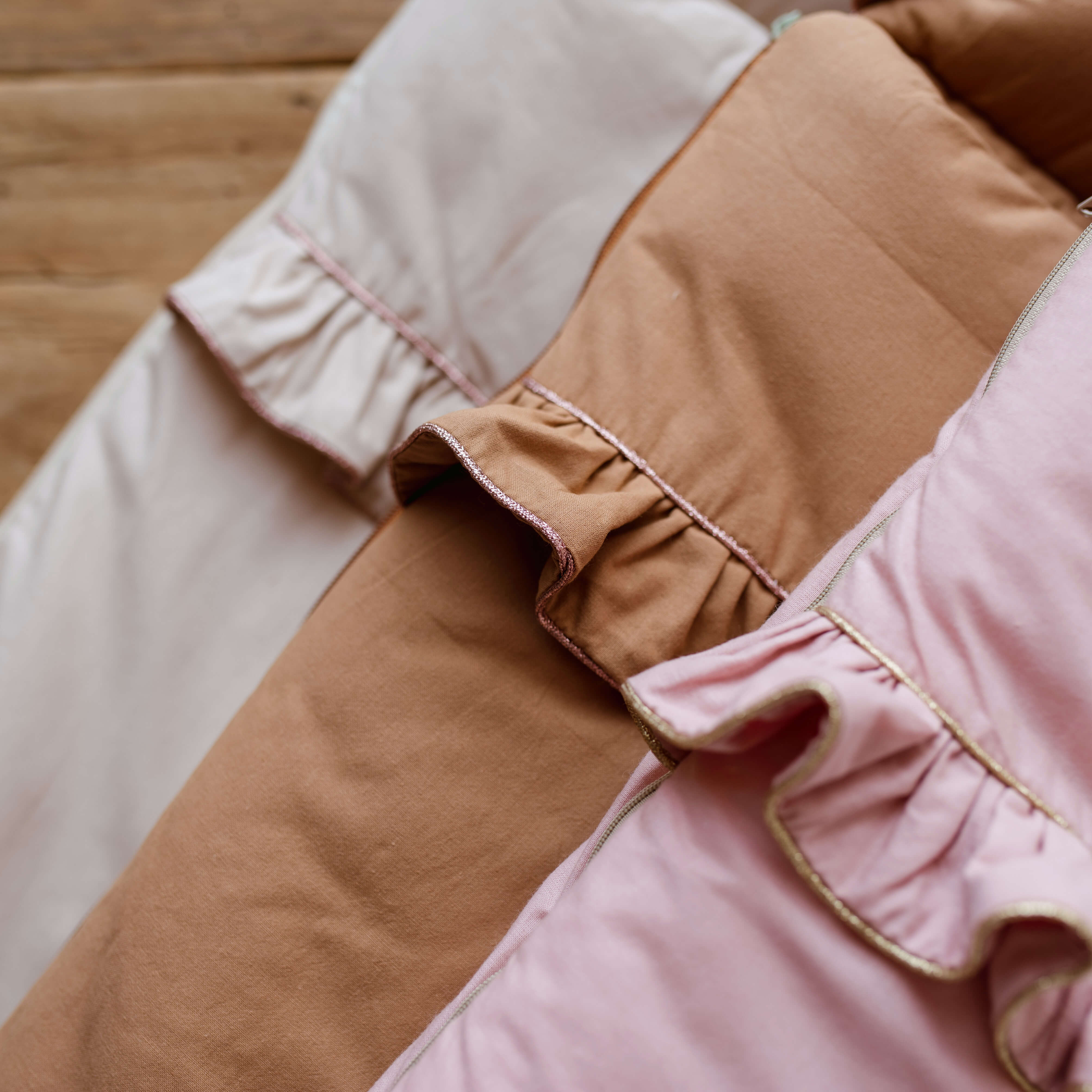 Premium Babyschlafsack Shiny mit Rüschen & einem glitzernden Rand | Farbe Strawberry Yogurt & gold Rand | 85 cm | TOG 2.5