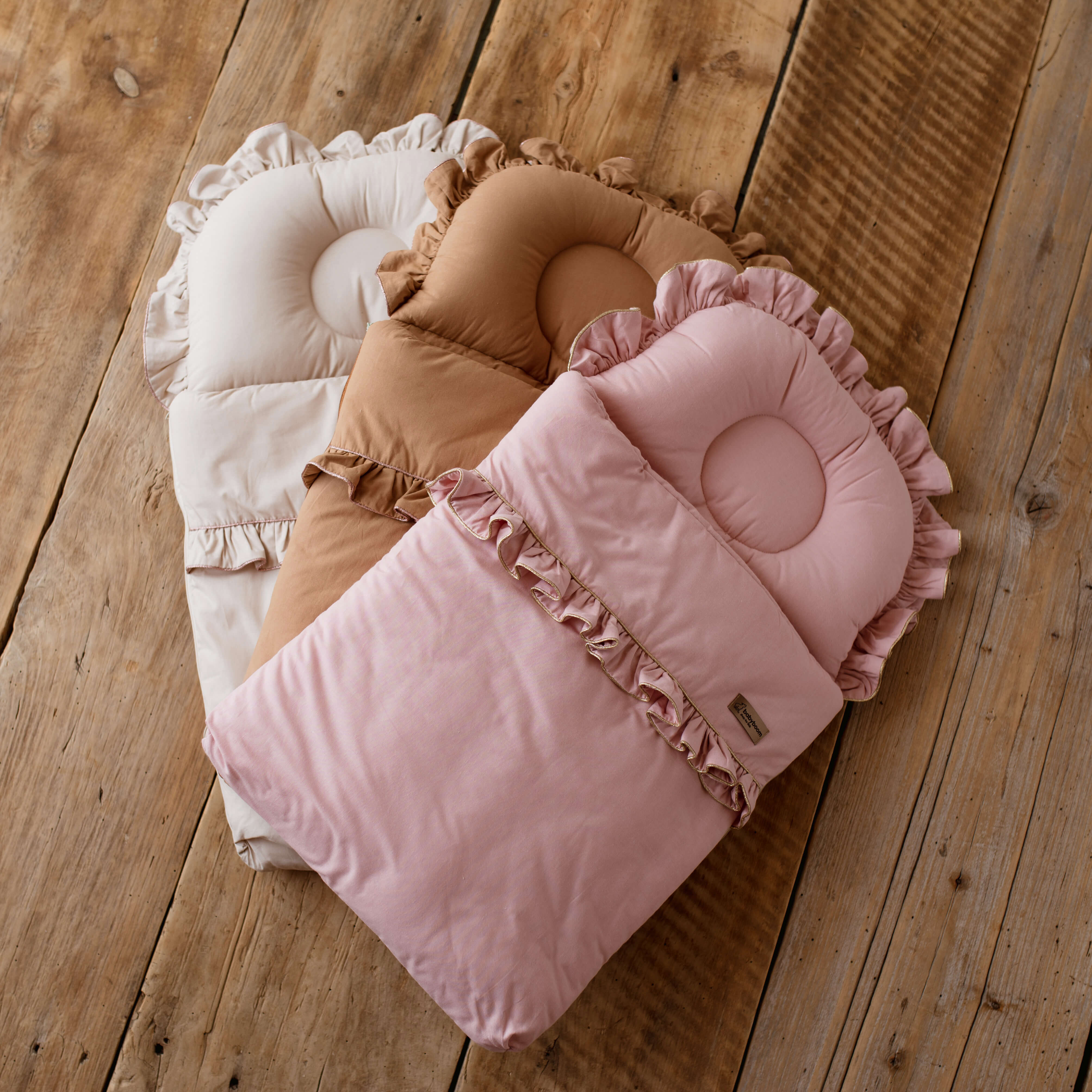Premium Babyschlafsack Shiny mit Rüschen & einem glitzernden Rand | Farbe Strawberry Yogurt & gold Rand | 85 cm | TOG 2.5