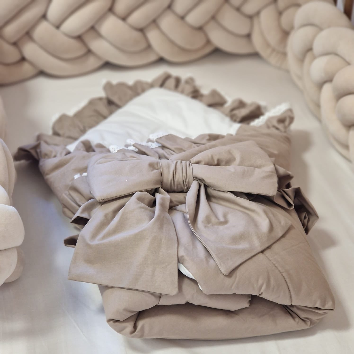 Babyhörnchen ROMANTIC mit Rüschen & weißer Spitze | Baumwolle