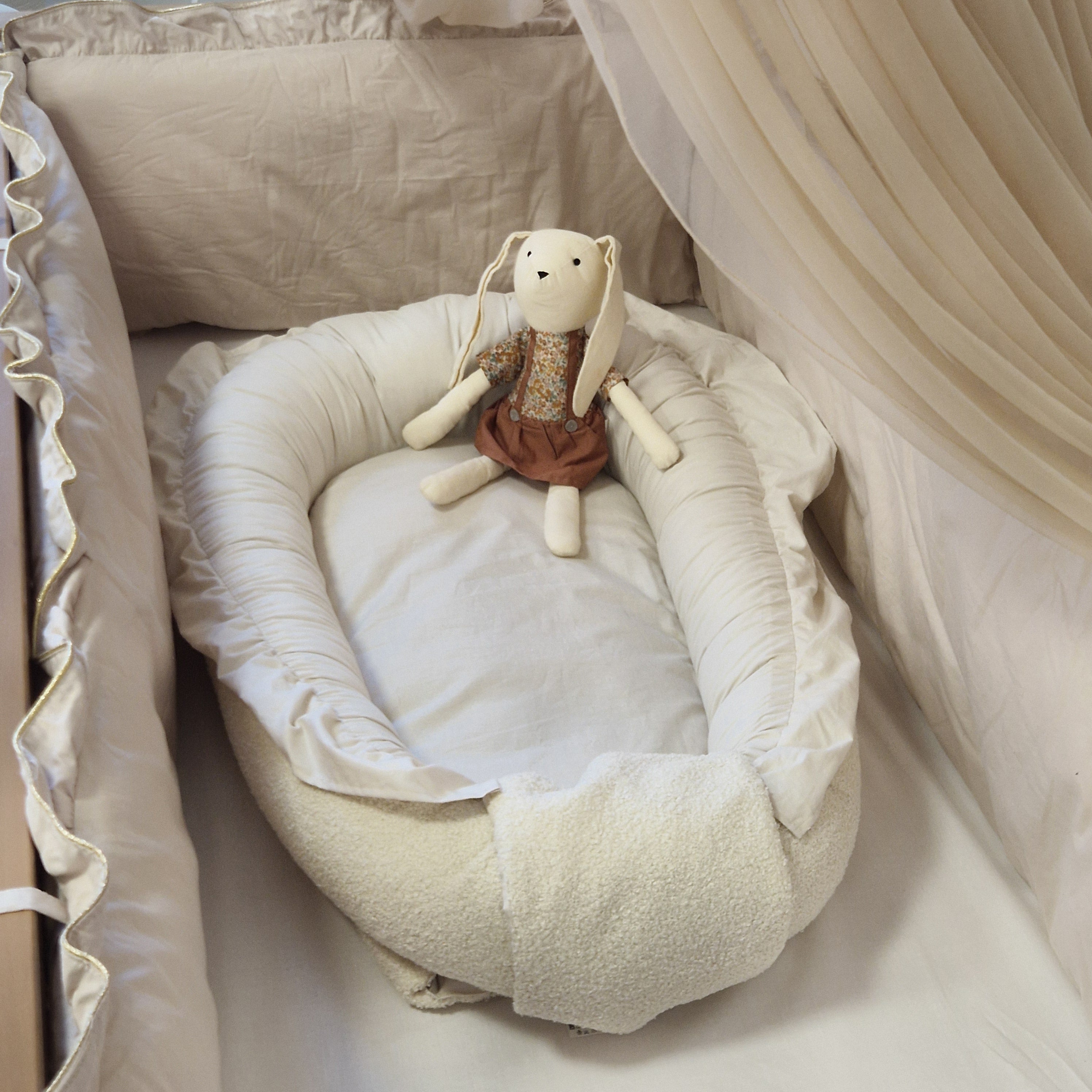 Babynestchen mit Rüschen aus Baumwolle & Bouclé | Natural