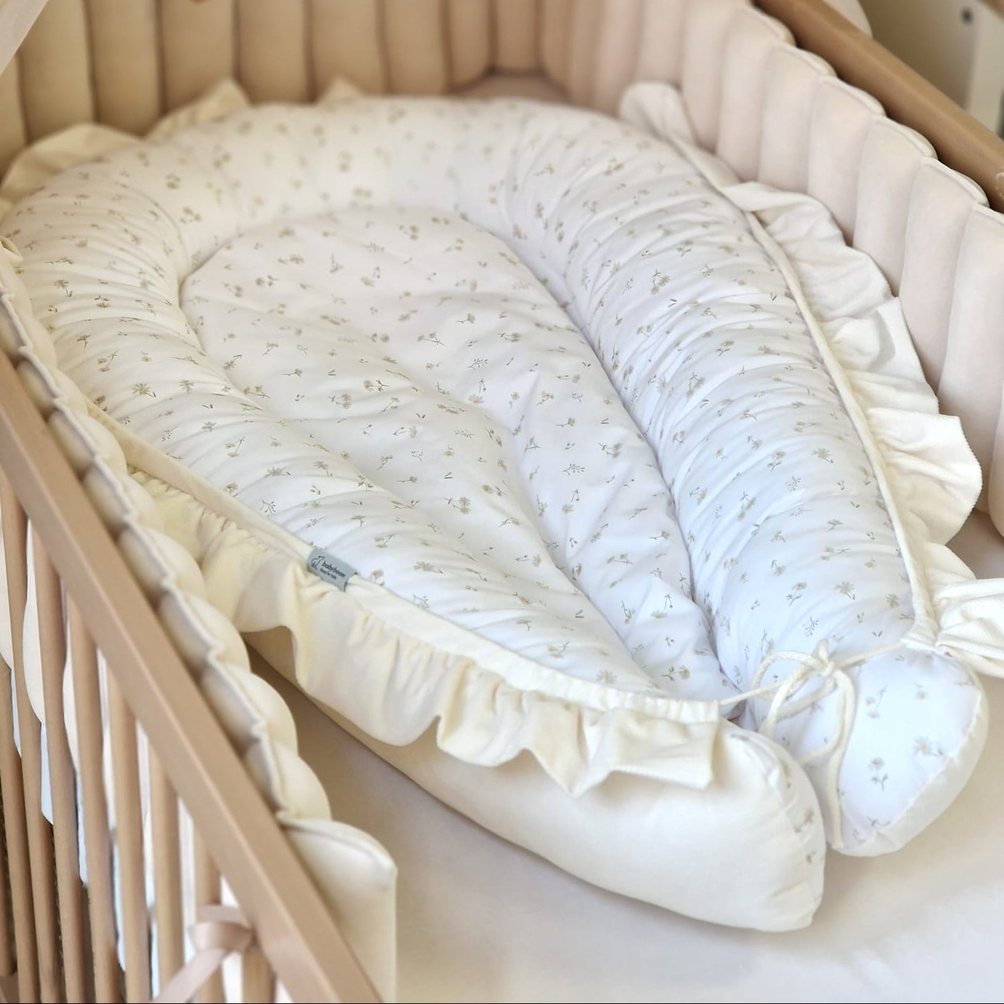 Babynest mit Rüschen |  Premium Baumwolle & Samt