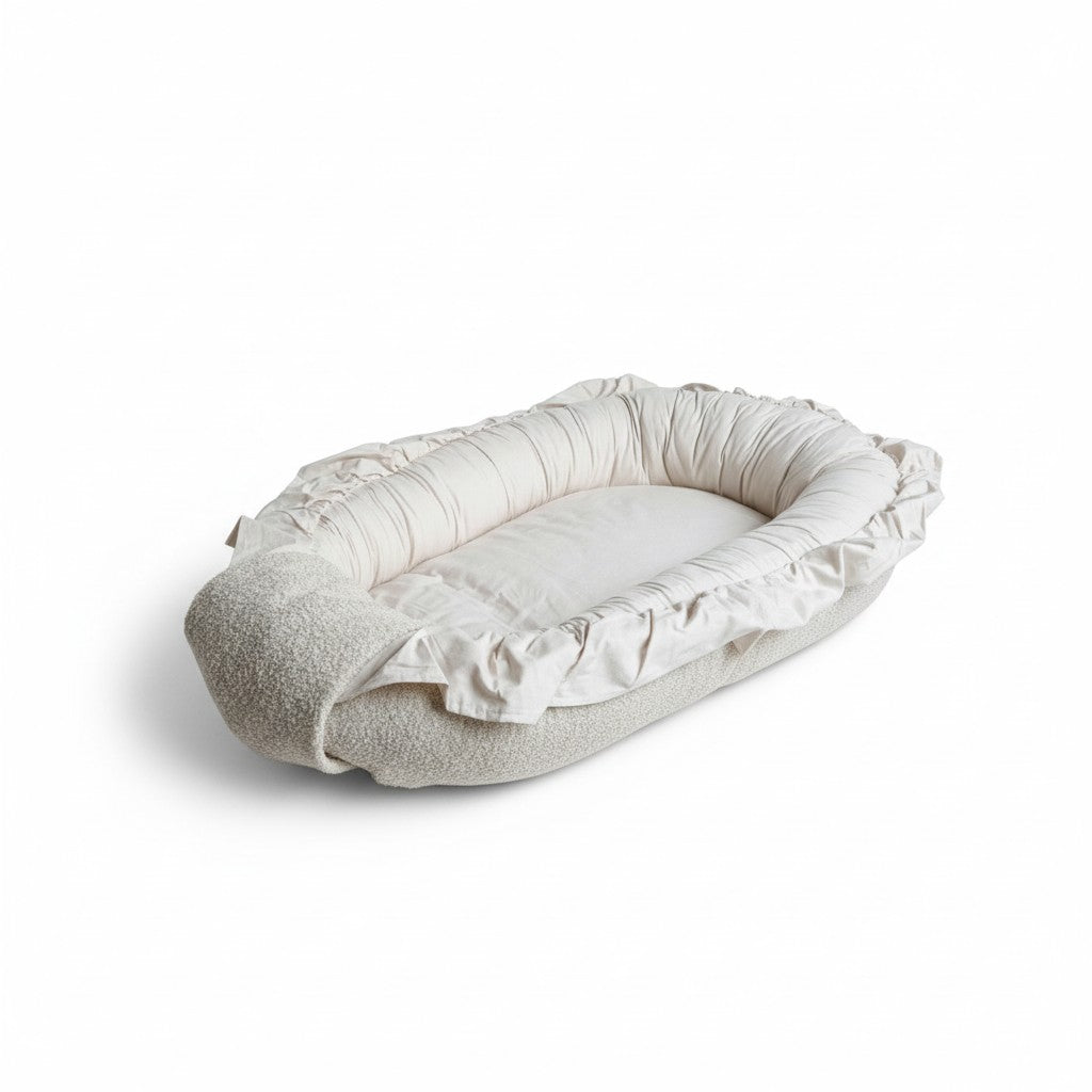 Babynestchen mit Rüschen aus Baumwolle & Bouclé | Sand