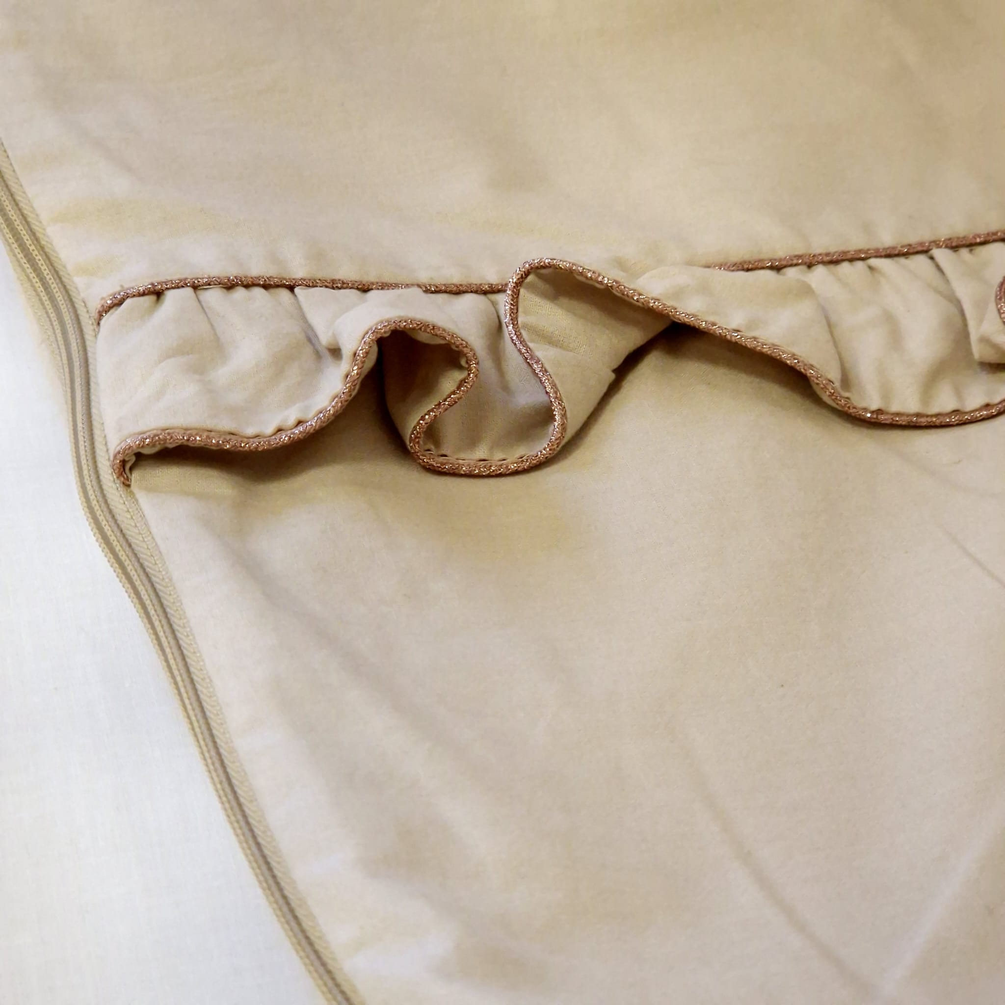 Premium Babyschlafsack SHINY mit Rüschen | Baumwolle Natural | 67 cm | 0,5 TOG