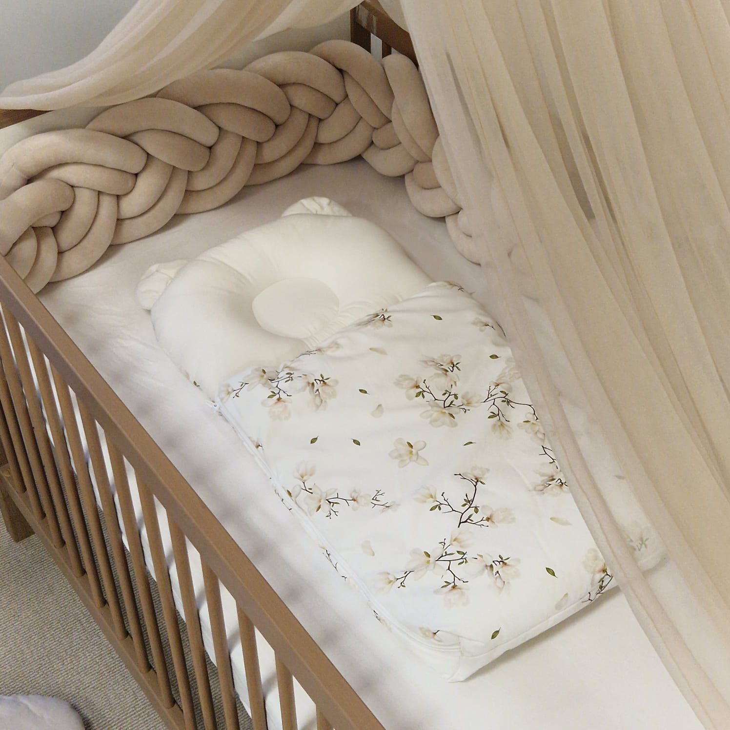 Babyschlafsack mit Bärenohren | Premium Baumwolle | Magnolien & Weiß | 75 cm | 2,5 TOG |