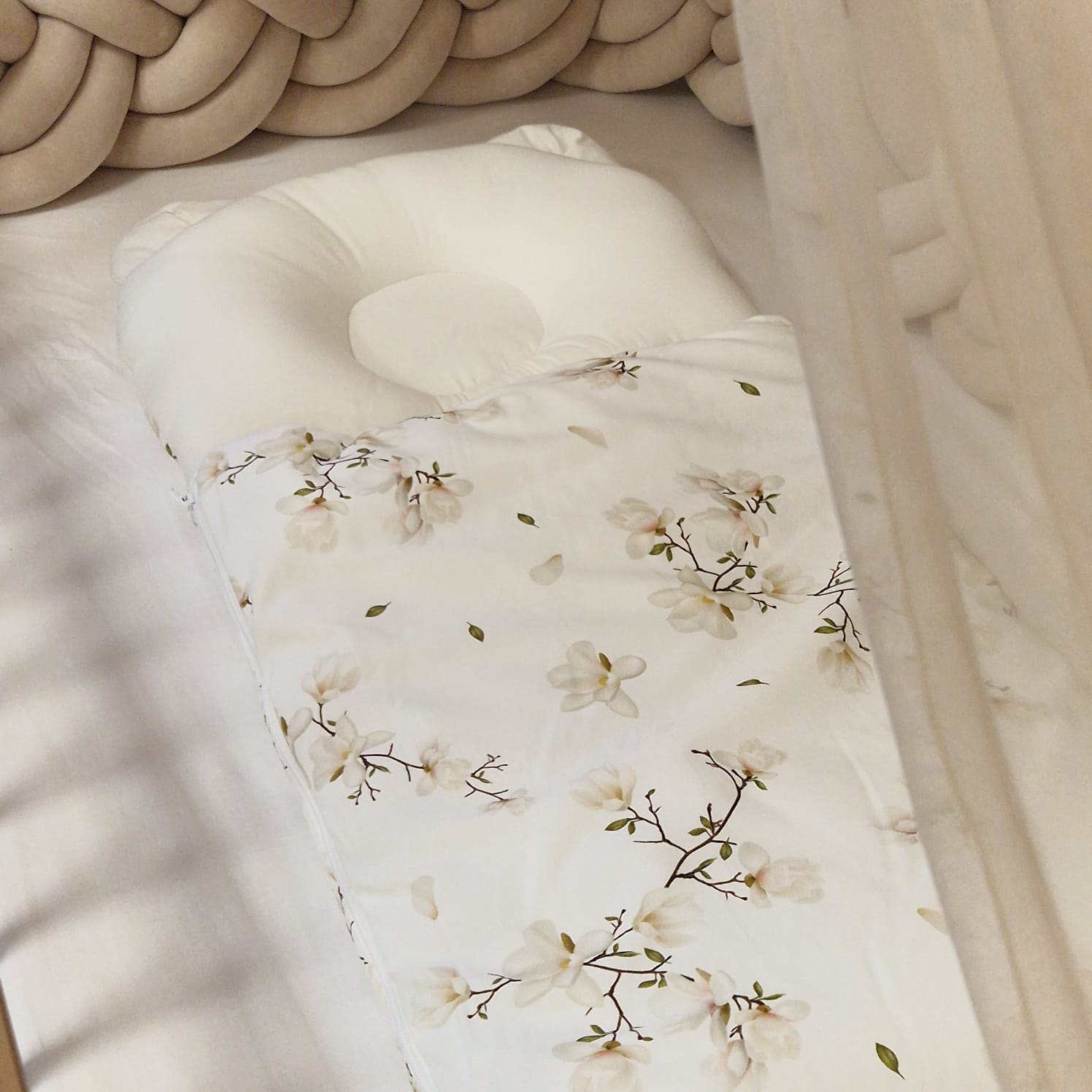 Babyschlafsack mit Bärenohren | Premium Baumwolle | Magnolien & Weiß | 75 cm | 2,5 TOG |