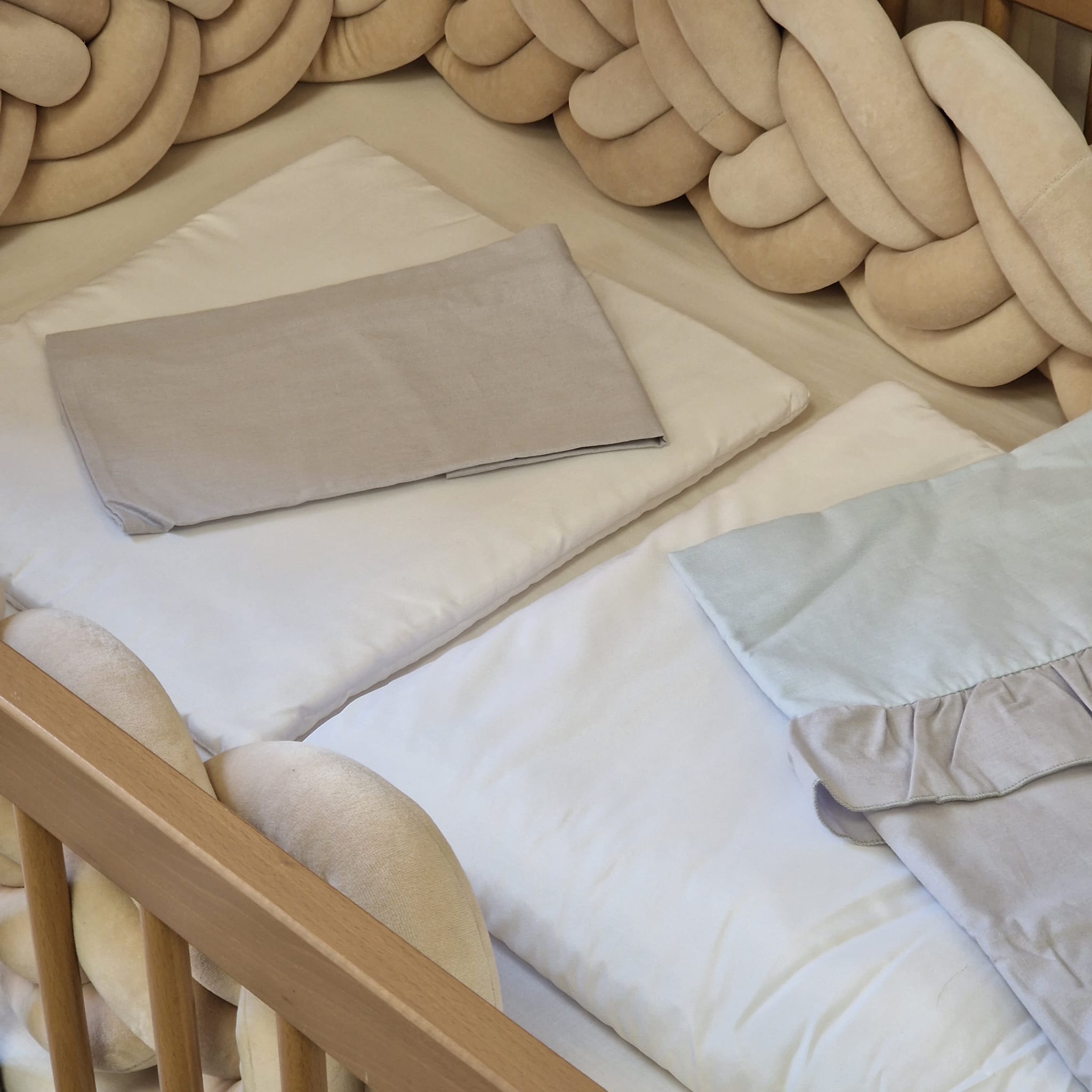 Set - Kopfkissen + Decke mit Bettwäsche mit Rüschen Cut Out | Baumwolle | Hellgrau & Hellblau | 80 x 70/35 x 40 cm