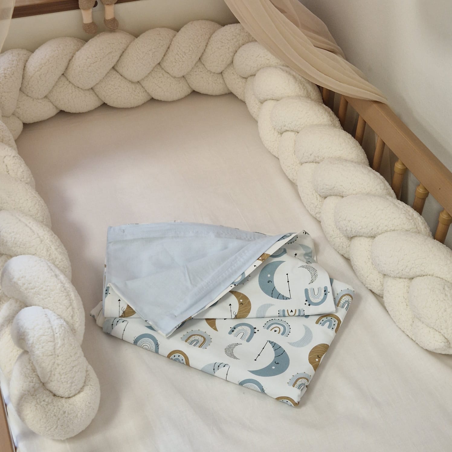 Bettwäsche ohne Rüschen | Premium Baumwolle | Hellblau & Mond mit Regenbogen | 135 x 200/80 x 80 cm