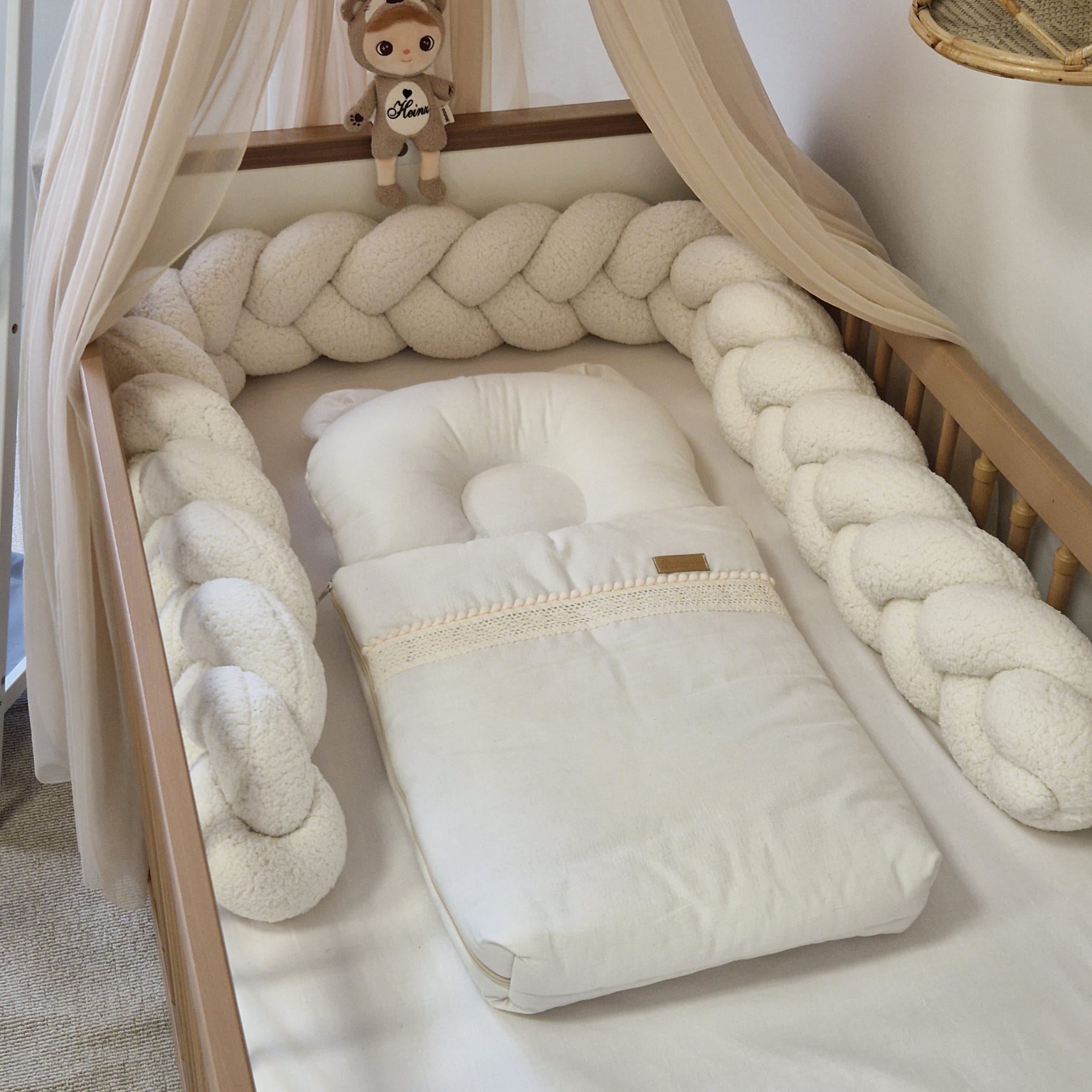 Premium Babyschlafsack Boho Natural mit Spitze & Bommelchen | Ecru | 75 cm | 2,5 TOG