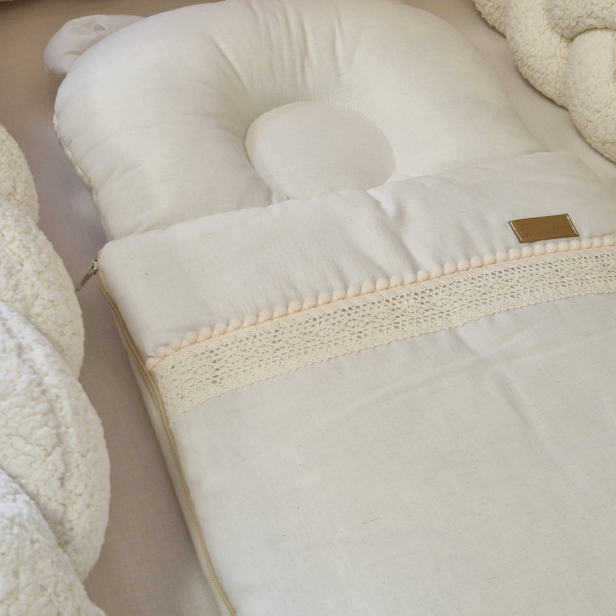 Premium Babyschlafsack Boho Natural mit Spitze & Bommelchen | Ecru | 75 cm | 2,5 TOG