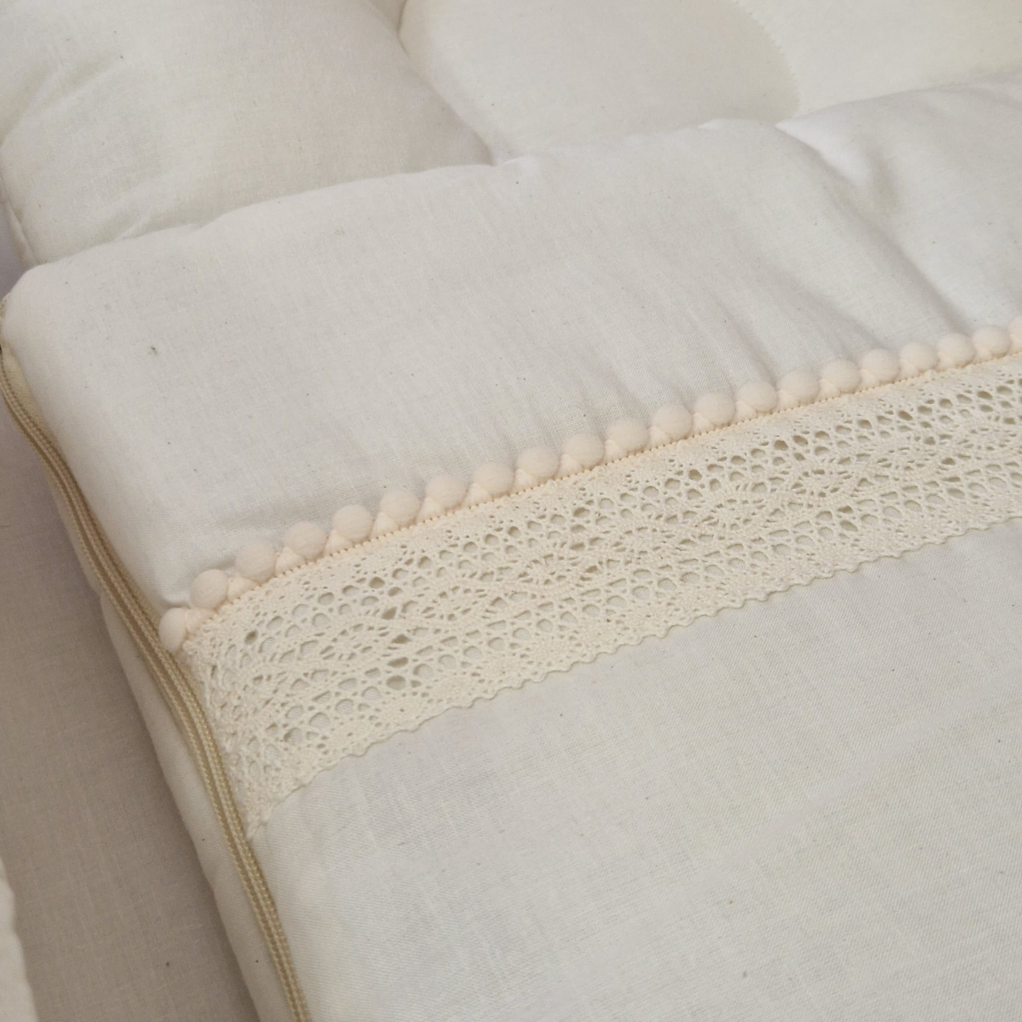 Premium Babyschlafsack Boho Natural mit Spitze & Bommelchen | Ecru | 75 cm | 2,5 TOG