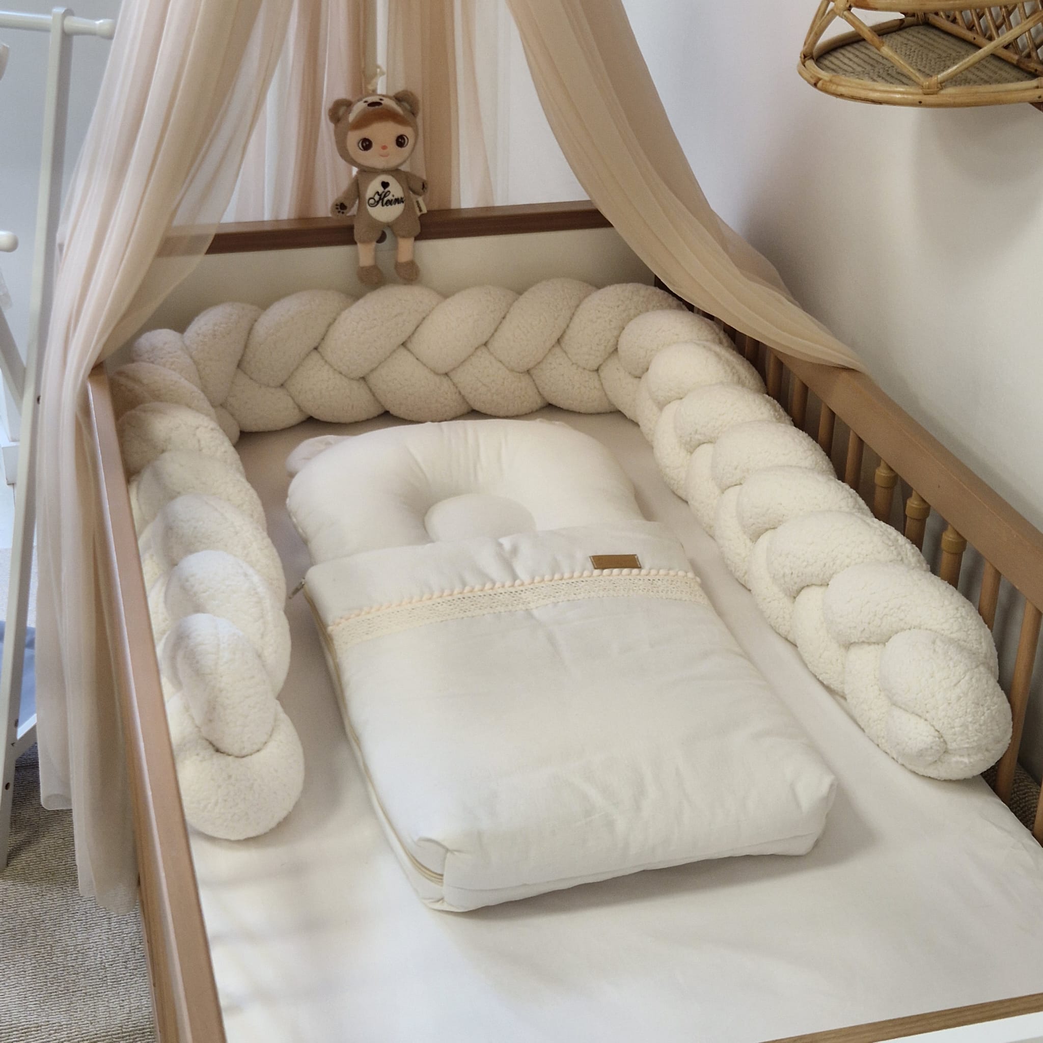 Premium Babyschlafsack Boho Natural mit Spitze & Bommelchen | Ecru | 75 cm | 2,5 TOG