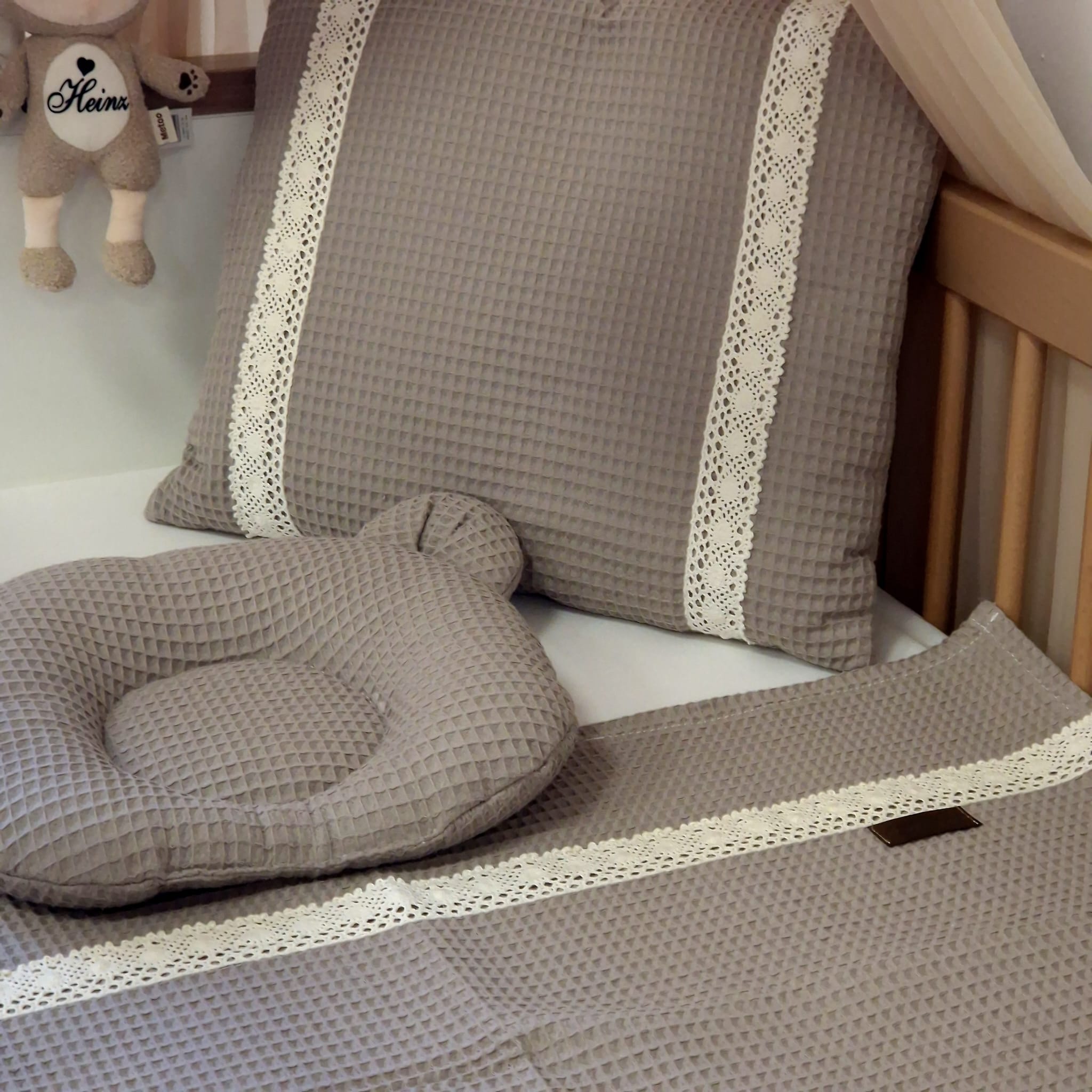 Baby- & Kinderdecke mit Spitze inkl. zwei Kissen | Waffelpique | Beige