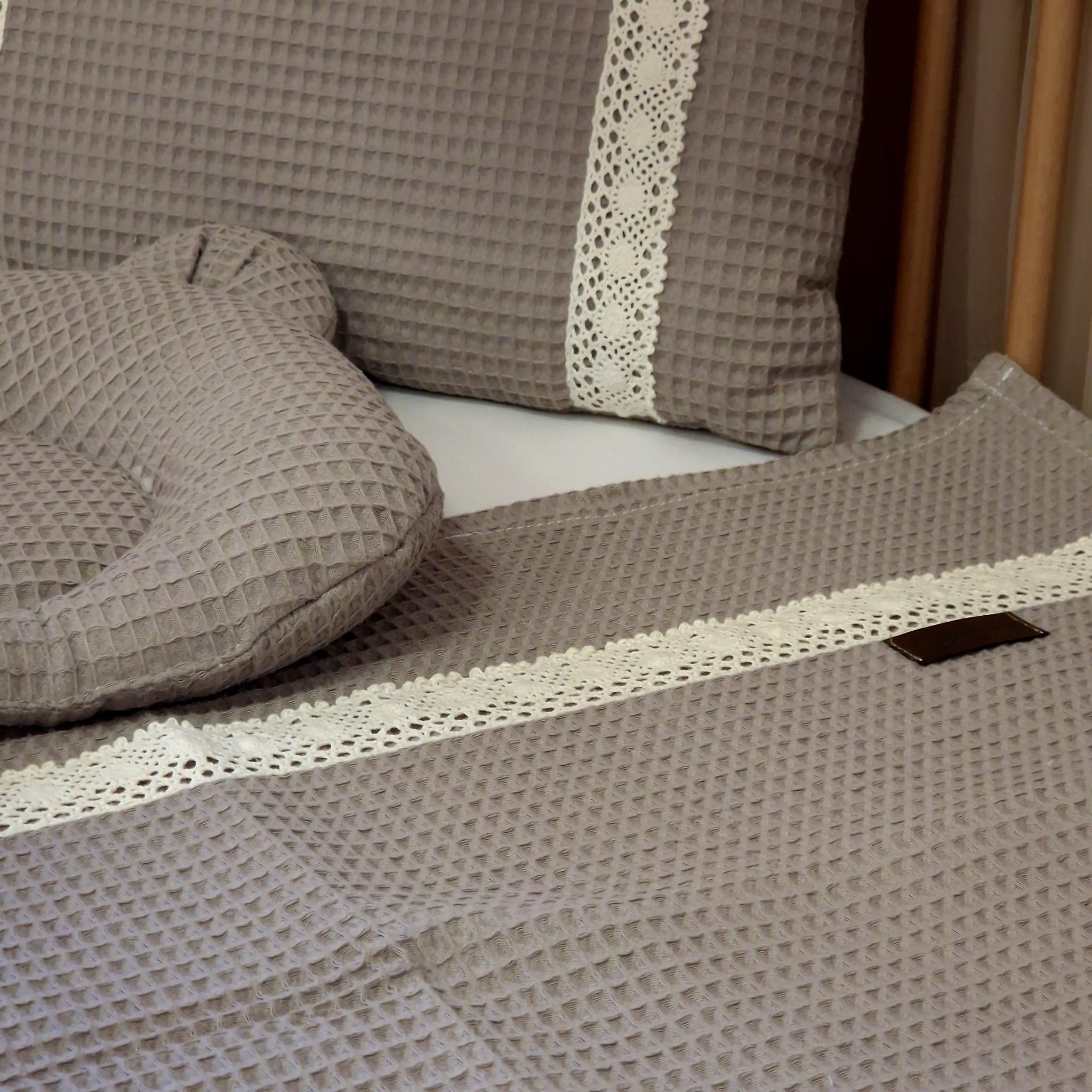 Baby- & Kinderdecke mit Spitze inkl. zwei Kissen | Waffelpique | Beige