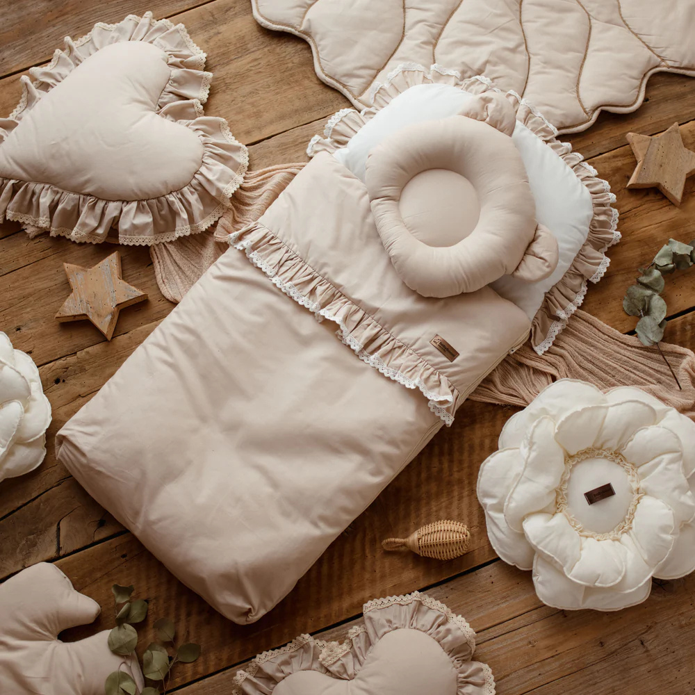 Flacher Schlafsack ROMANTIC mit Rüschen und weißer Spitze | Baumwolle