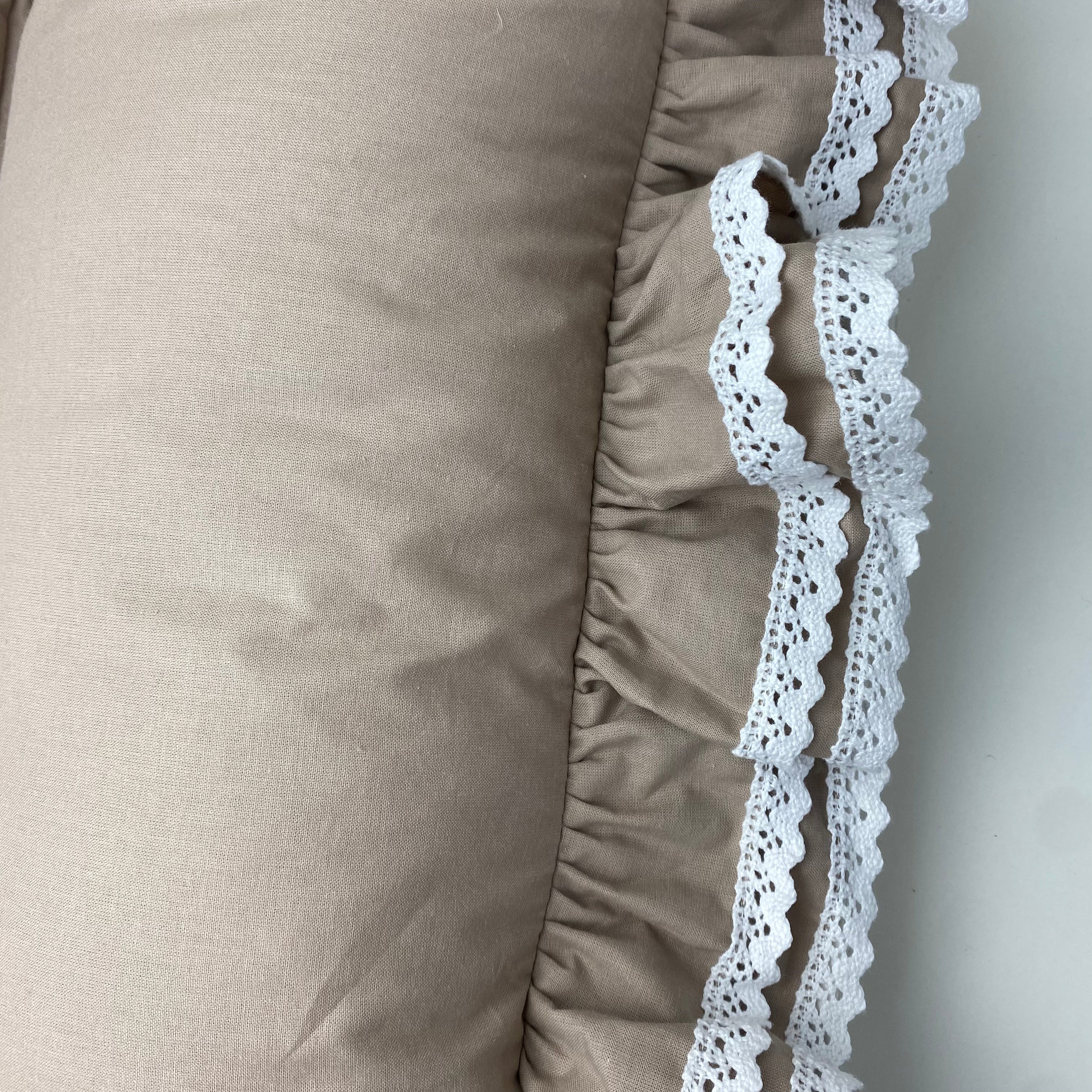 Wickelauflage Romantic mit Rüschen & weißer Spitze | Farbe Beige | 85x75 cm