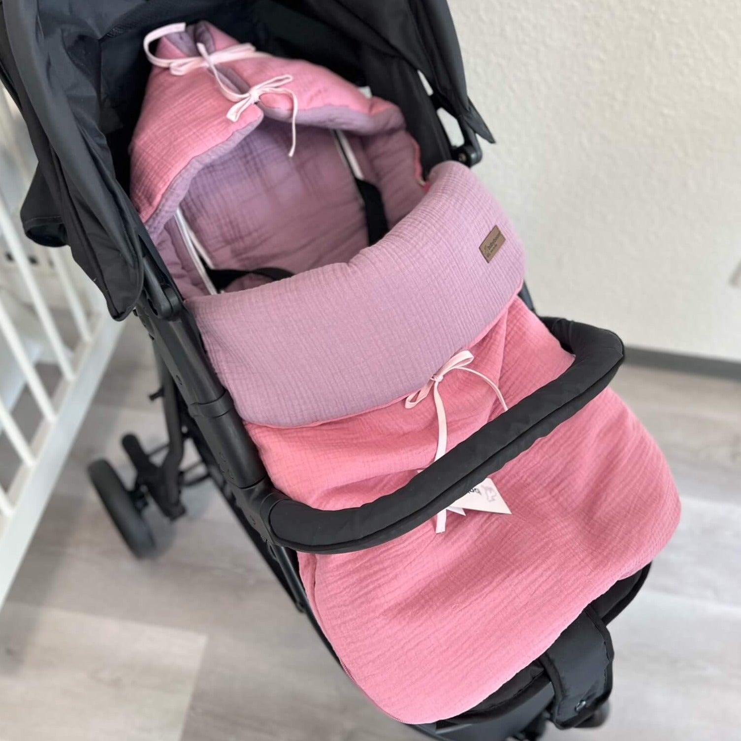 Ganzjahres-Fußsack für Babyschale | Kinderwagen | Buggy | Musselinstoff | Dusty pink & Soft berry