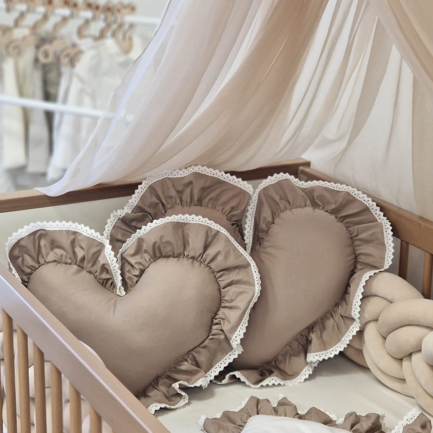 Herzkissen Romantic mit Rüschen & weißer Spitze | Baumwolle