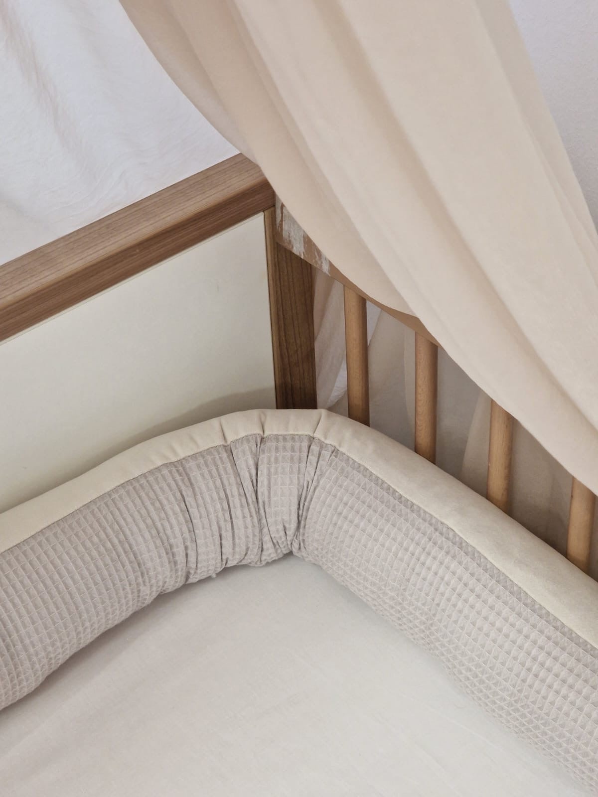 Wickeltischumrandung | Bettumrandung ROYAL | Waffelpique Beige & Velours Natural | 220 cm | Einzelstück