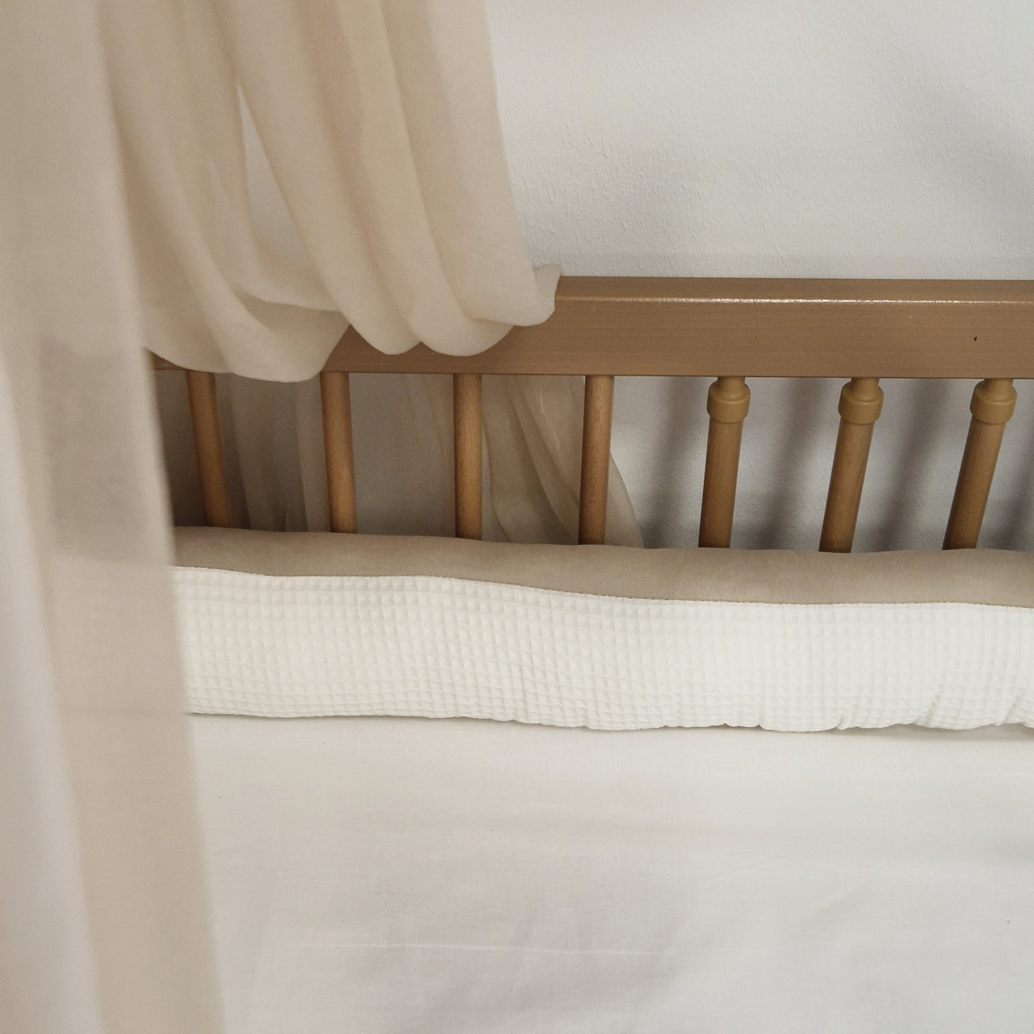 Wickeltischumrandung | Bettumrandung ROYAL | Waffelpique & Velours | Ecru & Beige