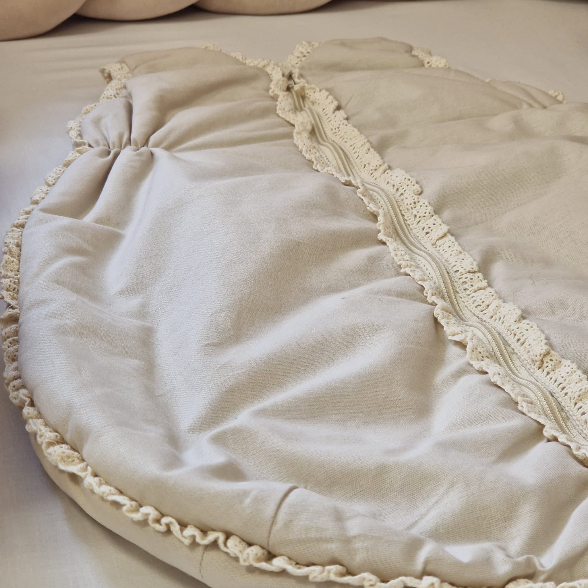 Schlummersack Baumwolle mit gehäkelter Spitze | Natural | 65 cm | 1,0 TOG