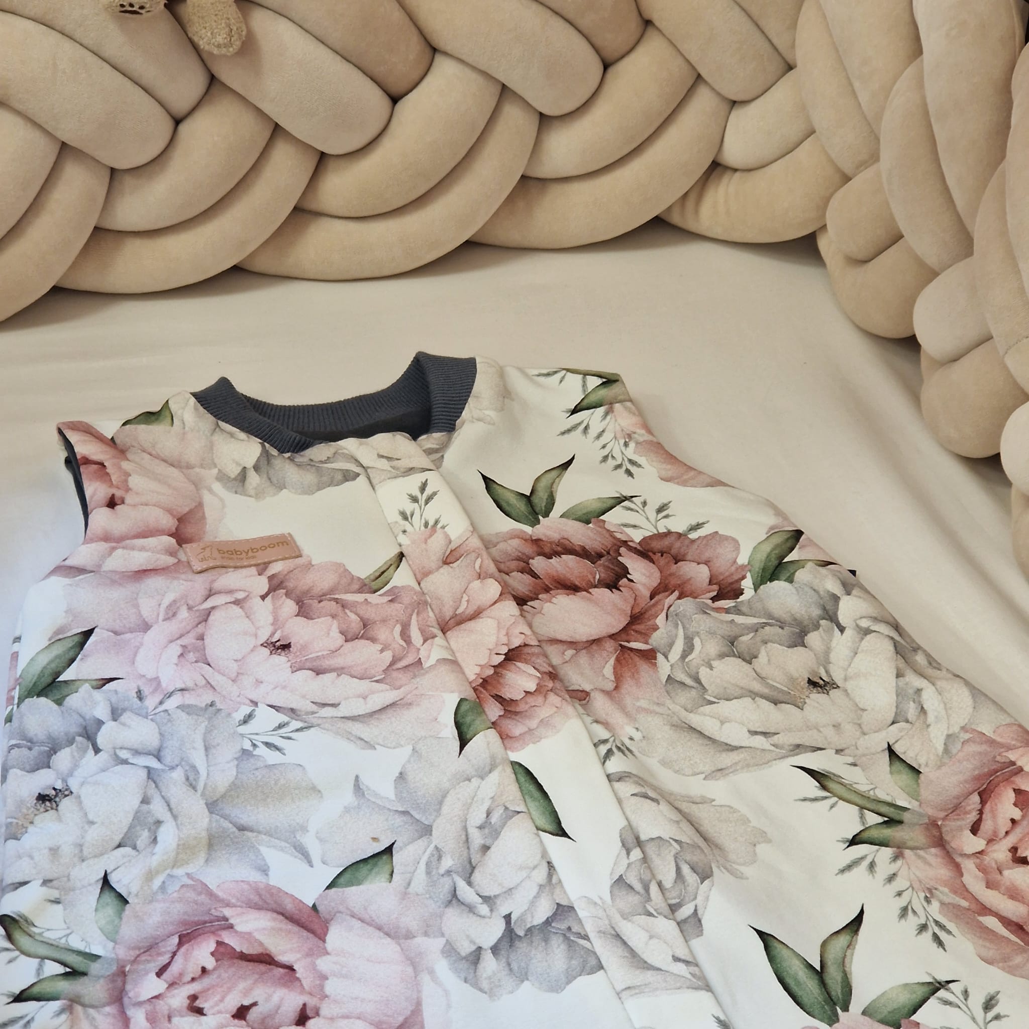 Drehbarer Ganzjahres-Schlafsack | Schlummersack mit Füßen | Pfingtsrosen + Dunkelgrau | 80 cm | 0,5 TOG