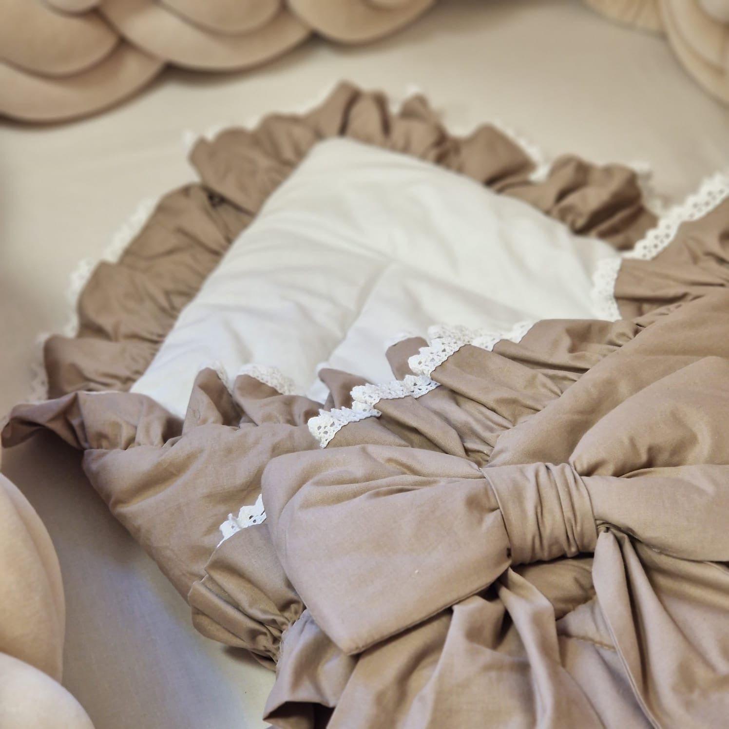 Babyhörnchen ROMANTIC mit Rüschen & weißer Spitze | Baumwolle