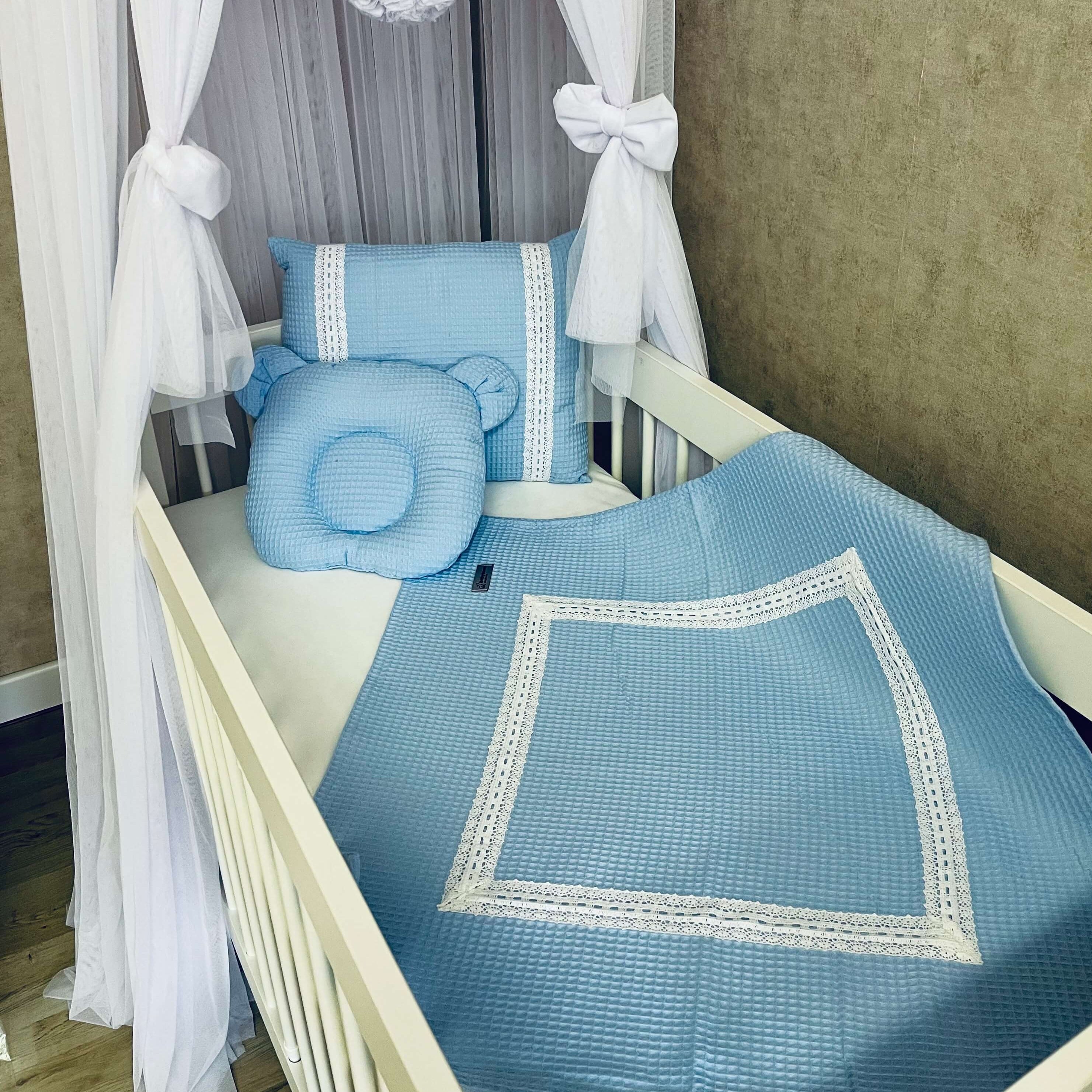 Babydacke & Kuscheldecke mit Spitze für Babys & Kinder inkl. zwei Kissen | Waffelpique | Light Blue