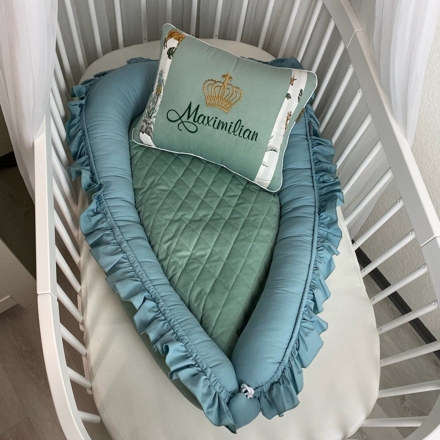 Luxus Babynest mit Rüschen "Gajka" | Premium Baumwolle & Samt-Stoff | Salbeigrün & Samt Salbeigrün gesteppt