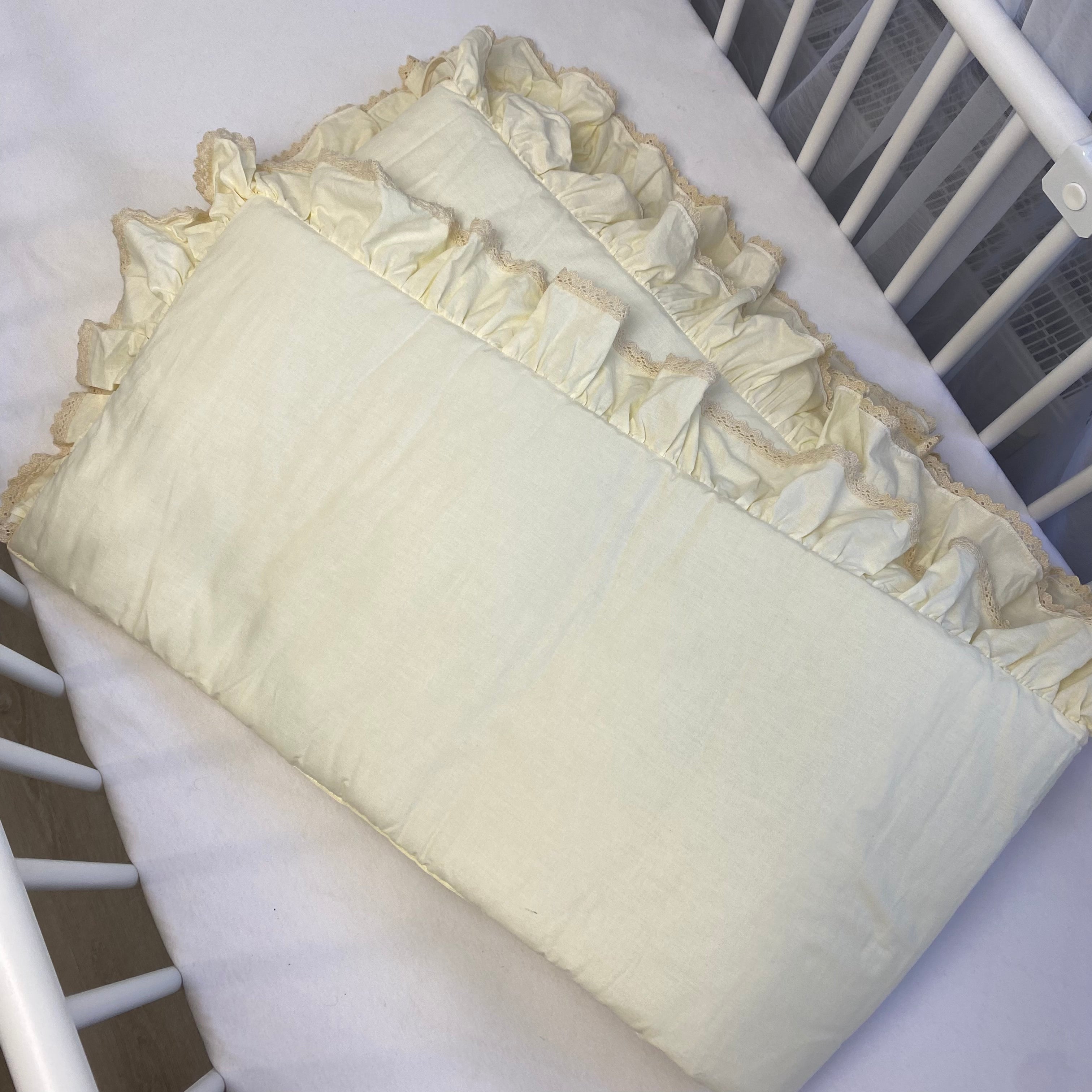 Bettumrandung Retro Romantic mit Rüschen & beige Spitze | Vanille | 70x140x70 cm