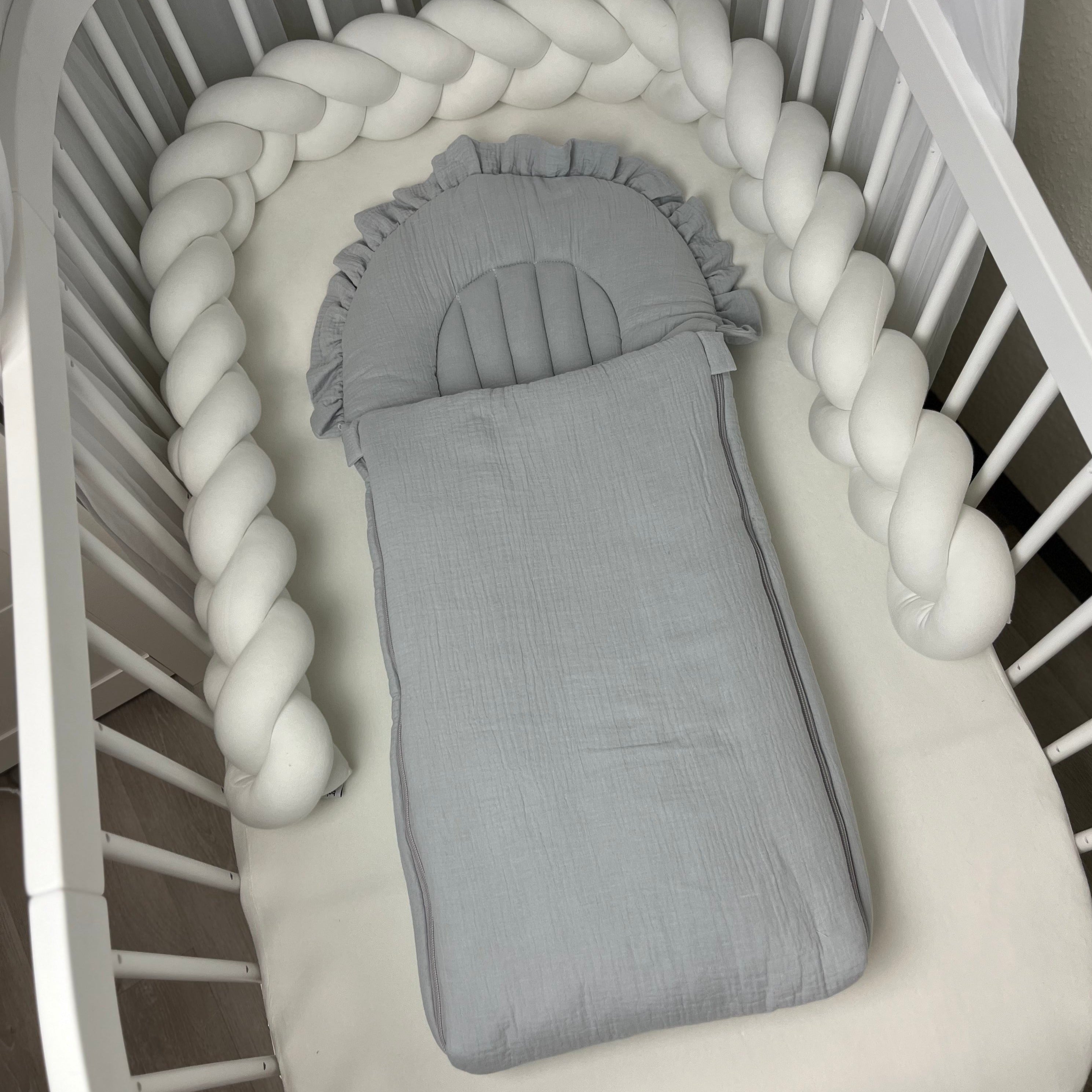Flacher Babyschlafsack mit Wellenschnitt & Rüschen | Musselin | Light Grey Gr. XL