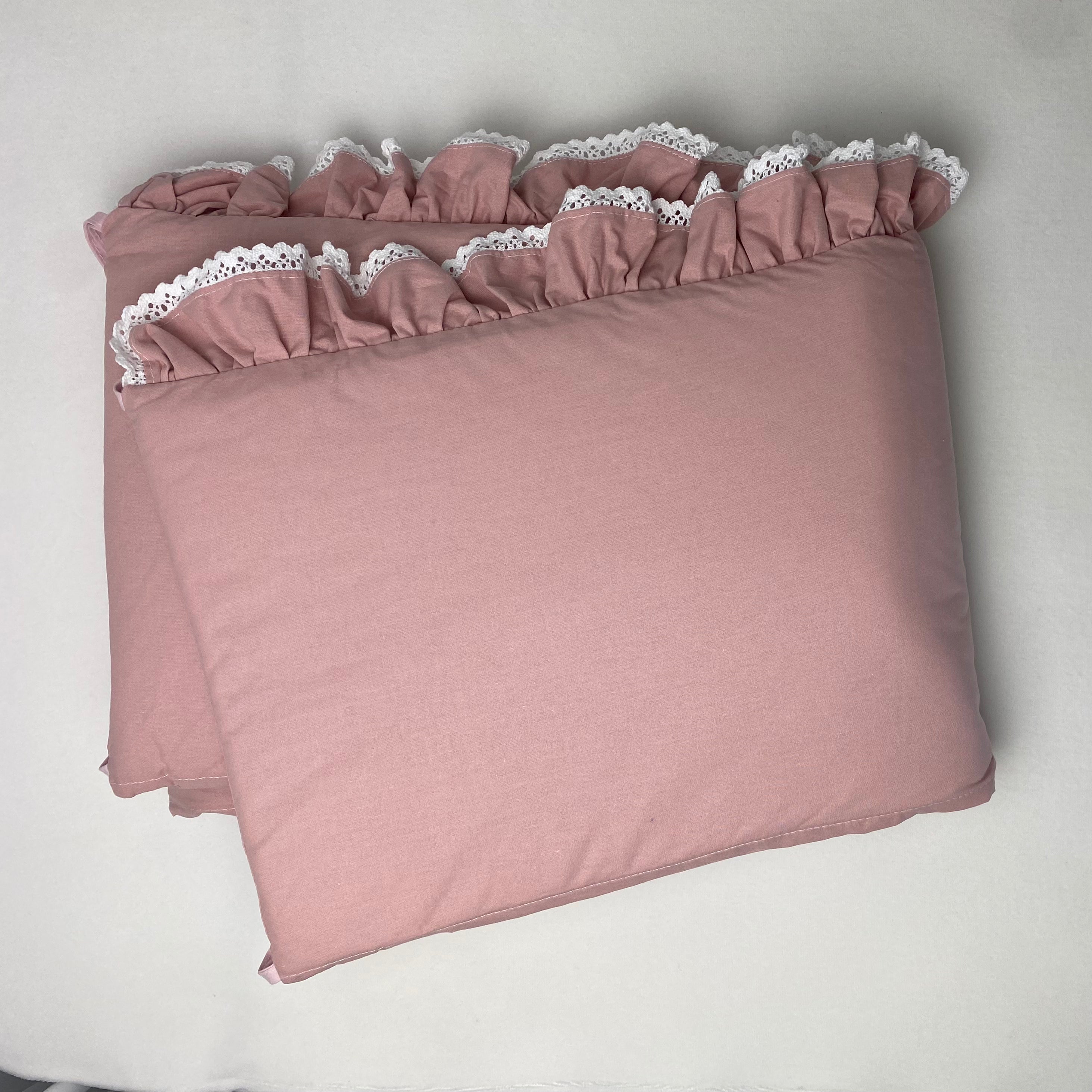 Bettumrandung Romantic mit Rüschen & weißer Spitze | Strawberry yogurt | 30x180 cm
