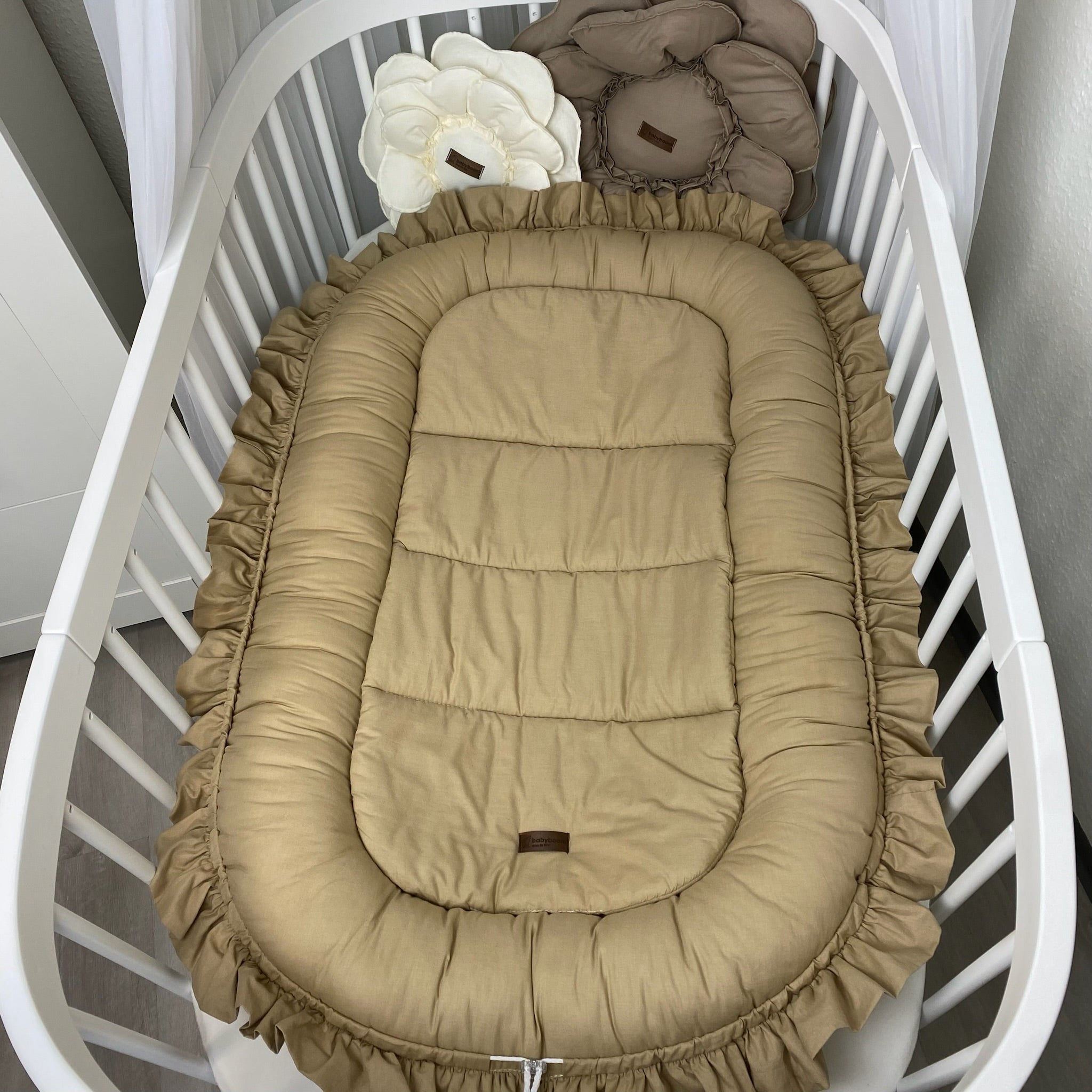 SET: Wickelauflage & Premium Babynest mit Rüschen | Baumwolle