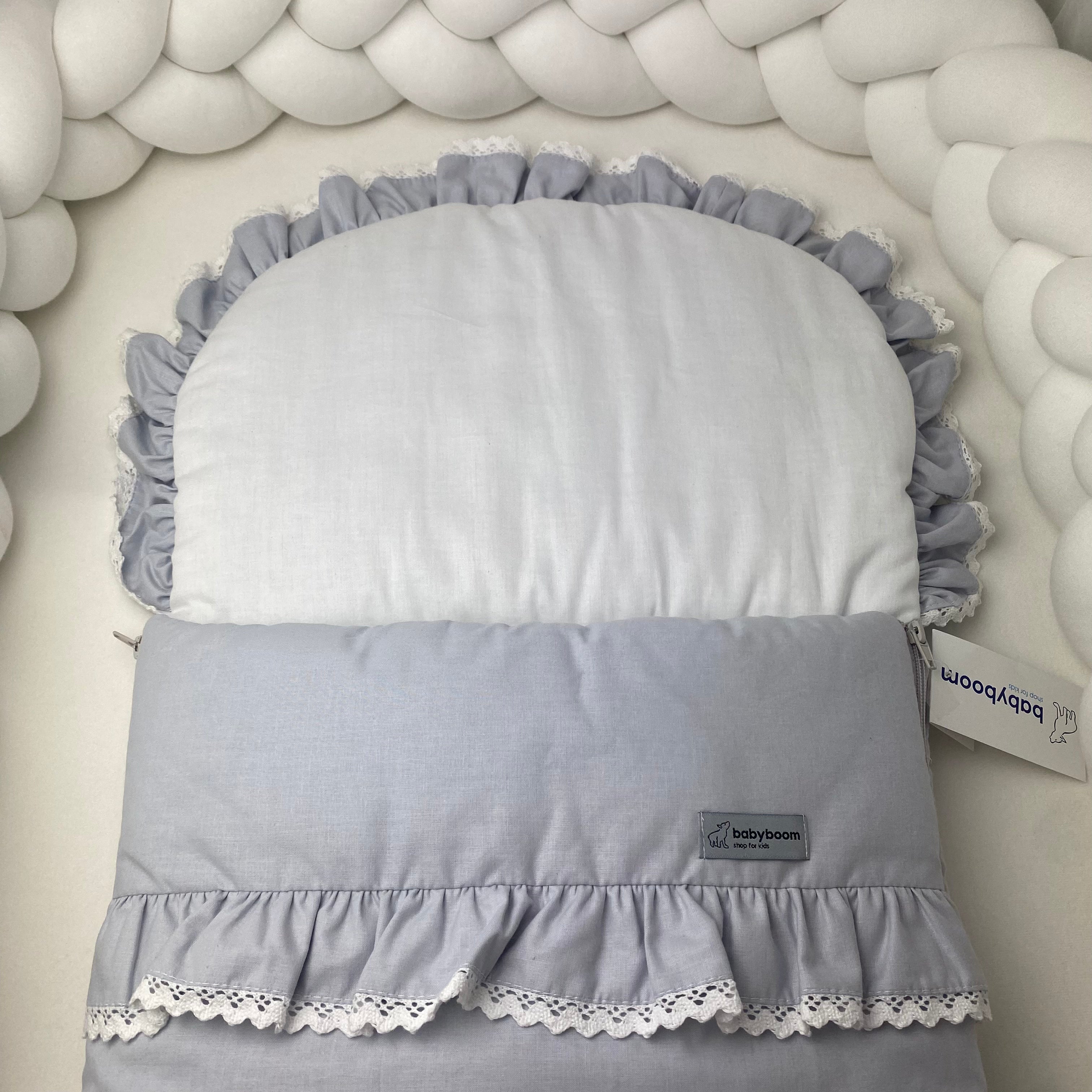 Schlafsack Romantic mit Rüschen und weißer Spitze | Farbe Light Grey | 75 cm | TOG 2.5