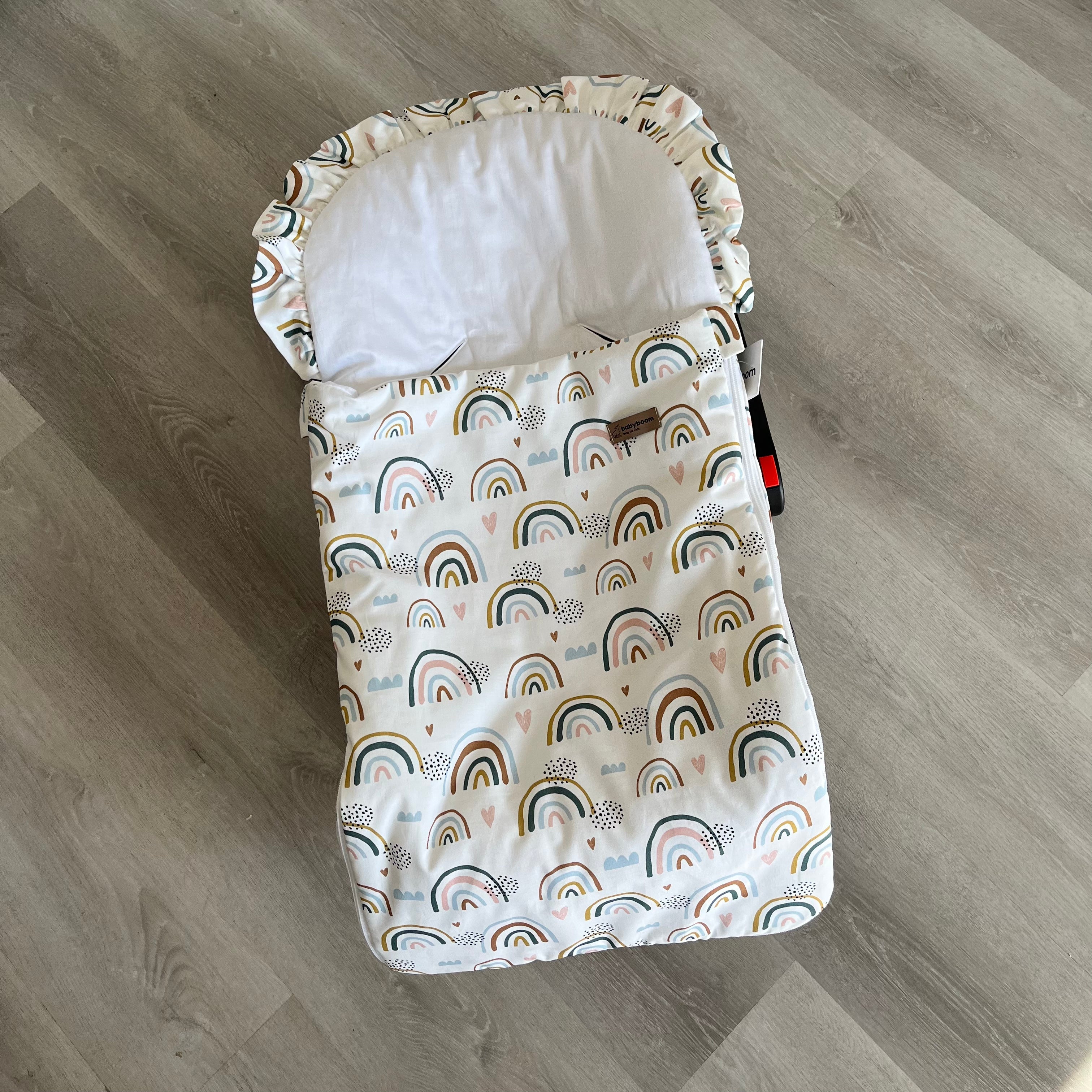 Einschlagdecke bzw. Babysack mit Rüschen für Babyschale | Premium Baumwolle | Weiß & Rainbow