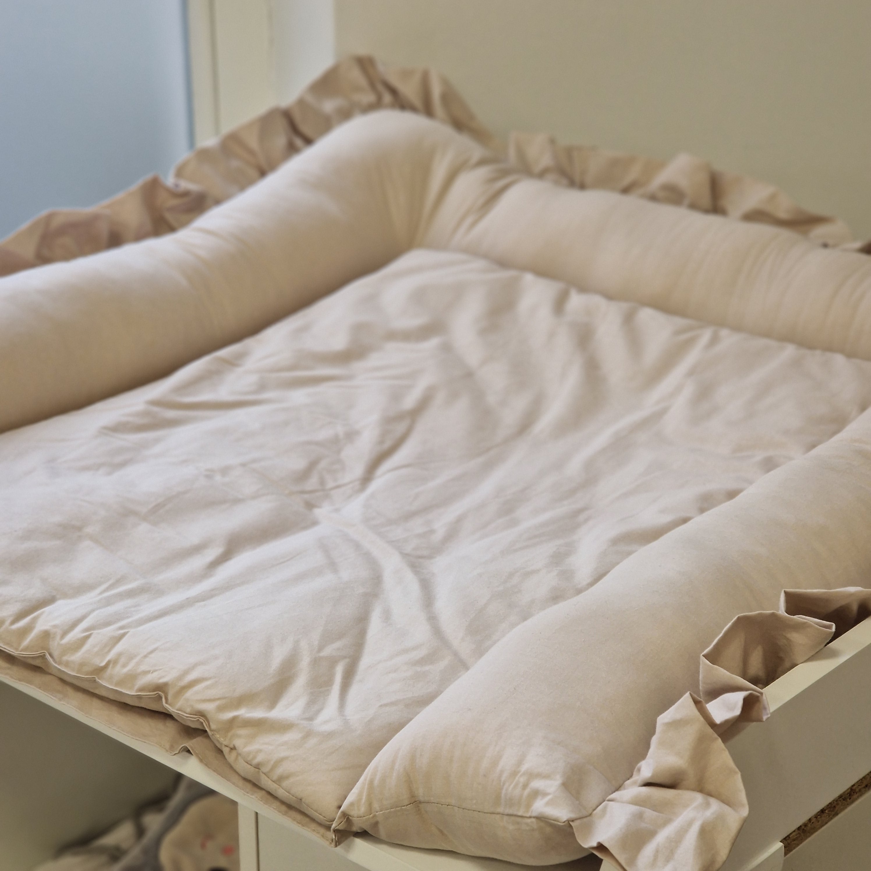 Premium Wickelauflage mit Rüschen | Baumwolle