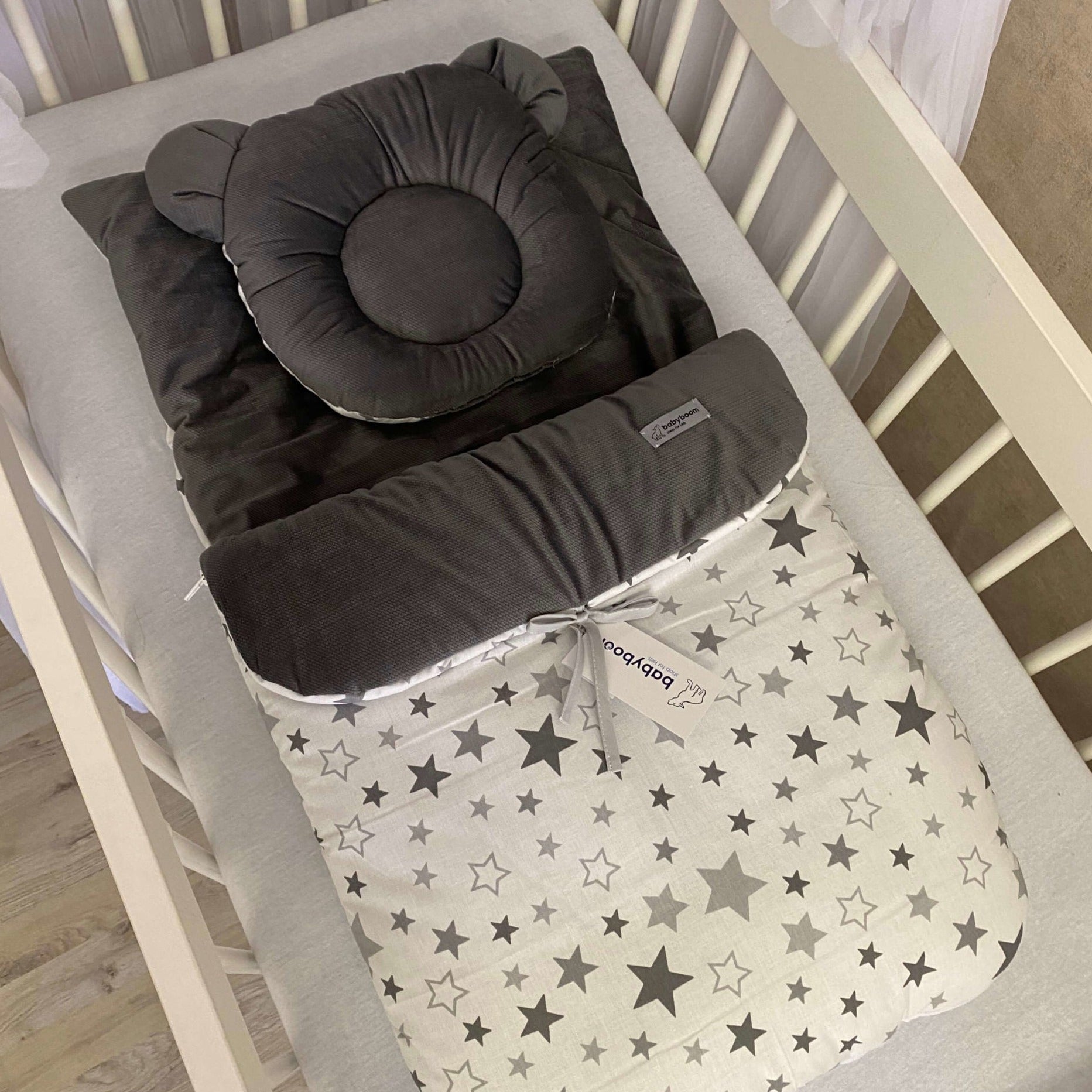 Babyschlafsack inkl. Bärenkissen | Samt Dunkelgrau & Graue Sterne | 85 cm | TOG 2.5