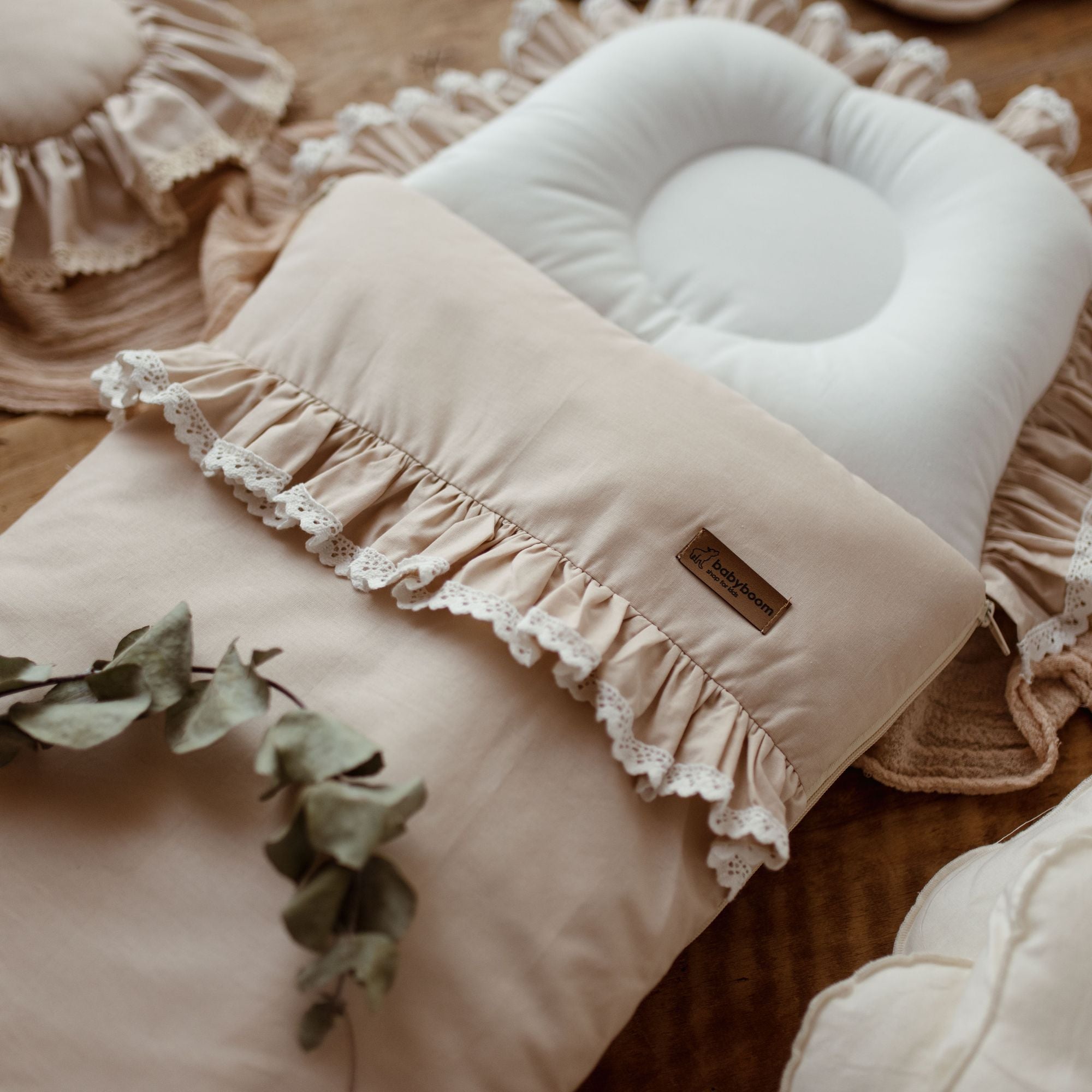 Premium Babyschlafsack ROMANTIC mit Rüschen & weißer Spitze | Baumwolle