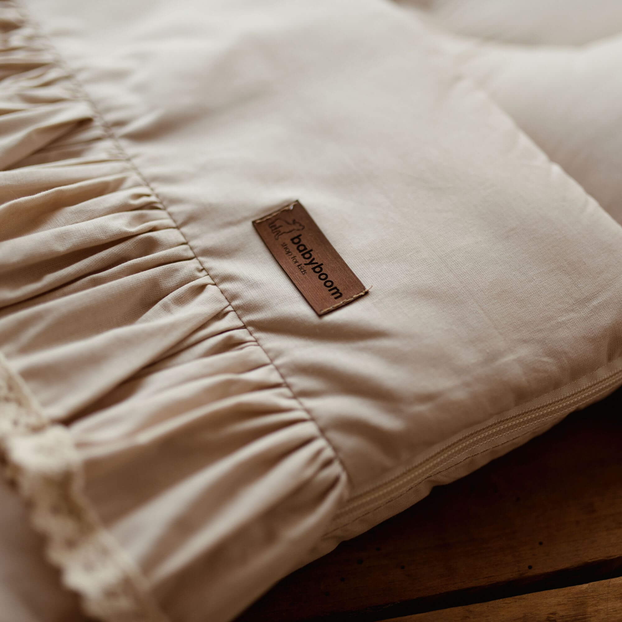 Premium Babyschlafsack Retro Romantic mit Rüschen & beige Spitze
