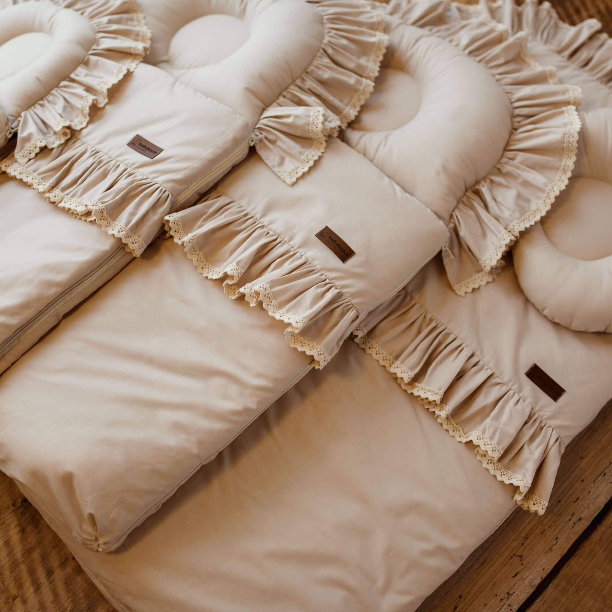 Premium Babyschlafsack Retro Romantic mit Rüschen & beige Spitze